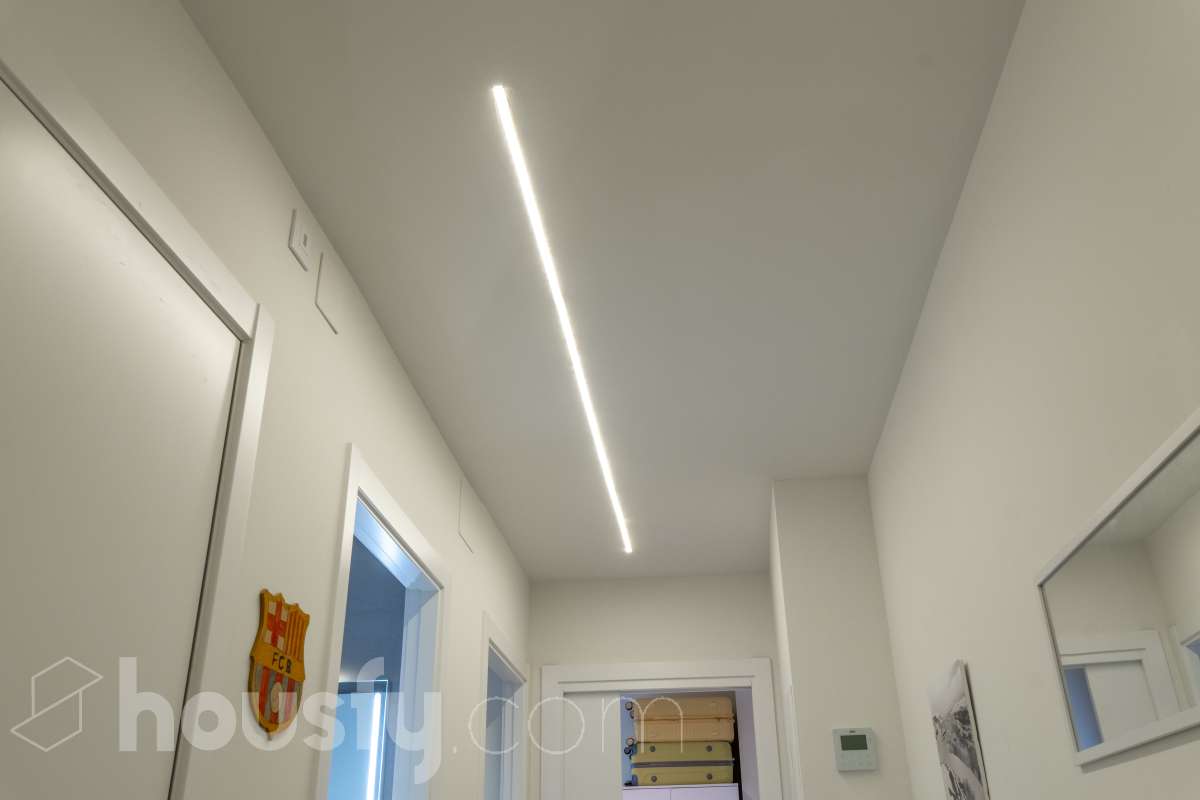 Housfy vende magnífico piso de 2 dormitorios y 1 baño completo, situado en una finca exclusiva de tan solo 6 vecinos, ideal para quienes buscan confort, eficiencia energética y excelentes calidades. La vivienda cuenta con un amplio salón-comedor con cocina abierta, completamente equipada con electrodomésticos y con salida directa a un agradable balcón. Dispone de sistema de aerotermia, calefacción y aire acondicionado por conductos, excelente aislamiento térmico y acústico y cerramientos de altas prestaciones. Cuenta además con certificado energético, iluminación LED y suelo cerámico de formato 60 x 60 cm. La vivienda destaca por sus acabados y materiales de primera calidad, pensados para ofrecer confort, eficiencia y durabilidad. Obra nueva entregada en abril y actualmente a la venta mediante segunda transmisión, por lo que se trata de una vivienda prácticamente nueva. Una excelente oportunidad para disfrutar de las calidades y prestaciones de una obra nueva, con una finca tranquila y exclusiva de únicamente 6 vecinos. Aviso legal El precio de venta no incluye gastos de la compraventa como notaría, registro, impuestos, ni tampoco honorarios agencia. Esta publicación no es vinculante. Consulta siempre la nota simple con Housfy antes de formalizar la compraventa. Sobre nosotros Housfy es la plataforma integral de servicios inmobiliarios. Nuestra combinación de expertos y tecnología pone al alcance de todo el mundo servicios cómodos, claros y seguros. AICAT número: 7922. Nos encargamos de la gestión y asesoramiento de la compra. ¡Olvídate de todo! Hacemos los trámites por ti. Y, si además necesitas financiación, ponemos a tu disposición un bróker hipotecario para ayudarte a conseguir las mejores condiciones para tu perfil económico. ¿Quieres visitarla? Contacta con Housfy y agenda tu visita sin compromiso. Más información en: housfy.com-27