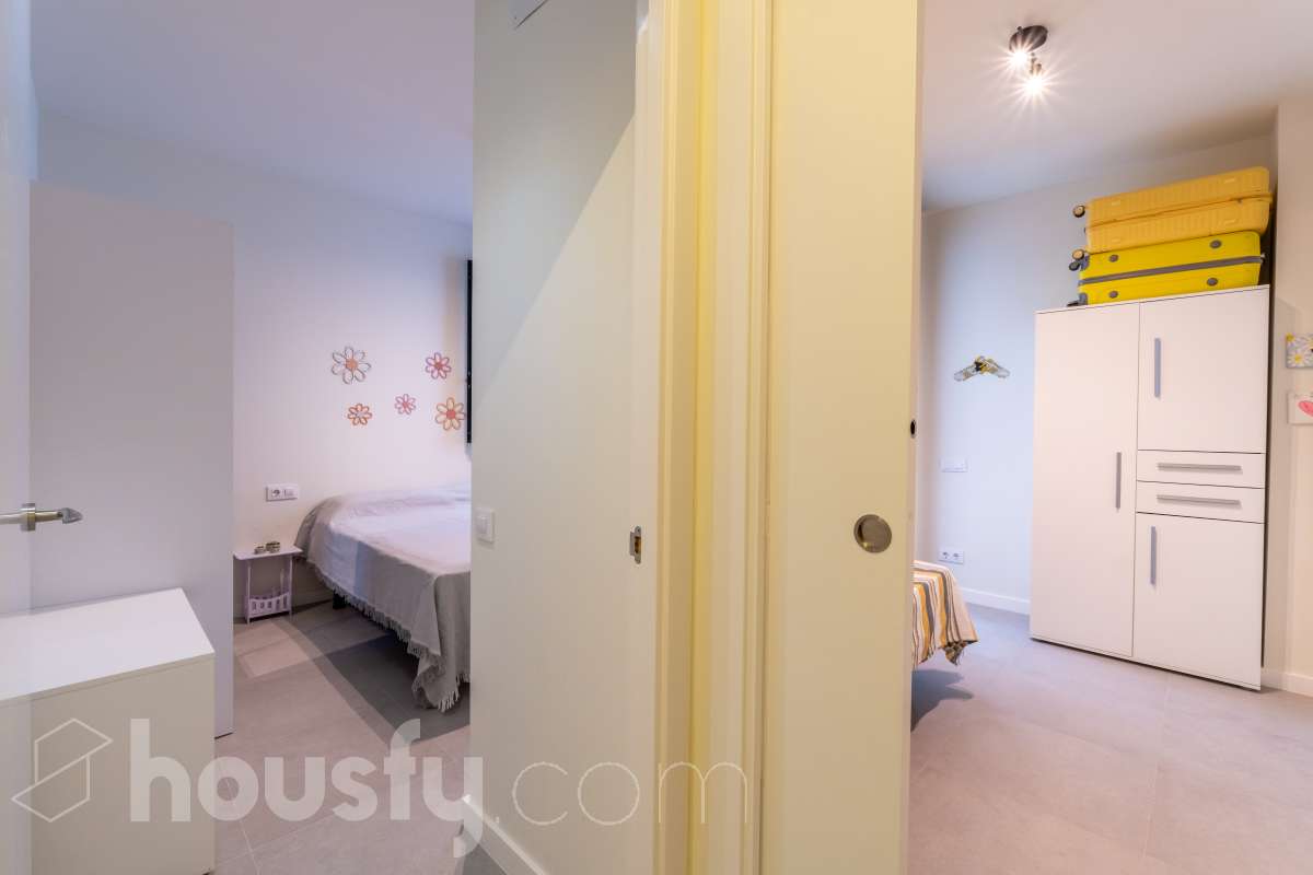 Housfy vende magnífico piso de 2 dormitorios y 1 baño completo, situado en una finca exclusiva de tan solo 6 vecinos, ideal para quienes buscan confort, eficiencia energética y excelentes calidades. La vivienda cuenta con un amplio salón-comedor con cocina abierta, completamente equipada con electrodomésticos y con salida directa a un agradable balcón. Dispone de sistema de aerotermia, calefacción y aire acondicionado por conductos, excelente aislamiento térmico y acústico y cerramientos de altas prestaciones. Cuenta además con certificado energético, iluminación LED y suelo cerámico de formato 60 x 60 cm. La vivienda destaca por sus acabados y materiales de primera calidad, pensados para ofrecer confort, eficiencia y durabilidad. Obra nueva entregada en abril y actualmente a la venta mediante segunda transmisión, por lo que se trata de una vivienda prácticamente nueva. Una excelente oportunidad para disfrutar de las calidades y prestaciones de una obra nueva, con una finca tranquila y exclusiva de únicamente 6 vecinos. Aviso legal El precio de venta no incluye gastos de la compraventa como notaría, registro, impuestos, ni tampoco honorarios agencia. Esta publicación no es vinculante. Consulta siempre la nota simple con Housfy antes de formalizar la compraventa. Sobre nosotros Housfy es la plataforma integral de servicios inmobiliarios. Nuestra combinación de expertos y tecnología pone al alcance de todo el mundo servicios cómodos, claros y seguros. AICAT número: 7922. Nos encargamos de la gestión y asesoramiento de la compra. ¡Olvídate de todo! Hacemos los trámites por ti. Y, si además necesitas financiación, ponemos a tu disposición un bróker hipotecario para ayudarte a conseguir las mejores condiciones para tu perfil económico. ¿Quieres visitarla? Contacta con Housfy y agenda tu visita sin compromiso. Más información en: housfy.com-14