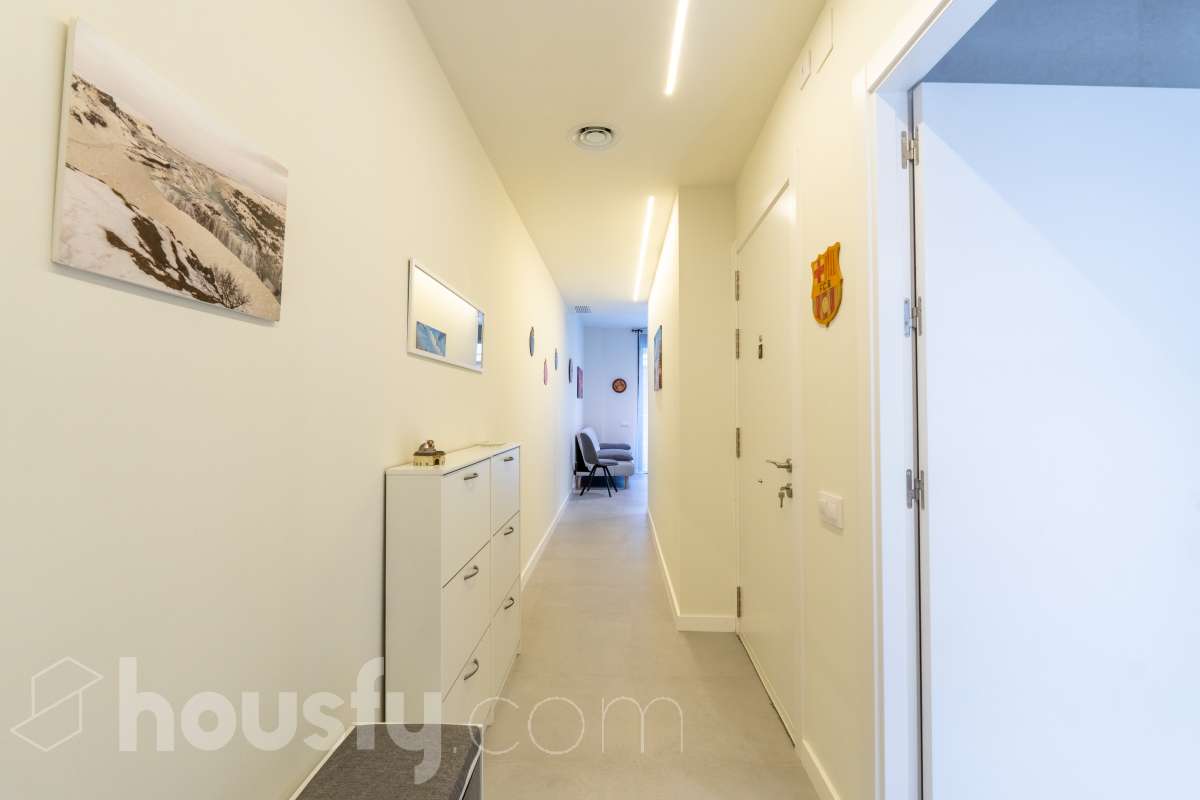 Housfy vende magnífico piso de 2 dormitorios y 1 baño completo, situado en una finca exclusiva de tan solo 6 vecinos, ideal para quienes buscan confort, eficiencia energética y excelentes calidades. La vivienda cuenta con un amplio salón-comedor con cocina abierta, completamente equipada con electrodomésticos y con salida directa a un agradable balcón. Dispone de sistema de aerotermia, calefacción y aire acondicionado por conductos, excelente aislamiento térmico y acústico y cerramientos de altas prestaciones. Cuenta además con certificado energético, iluminación LED y suelo cerámico de formato 60 x 60 cm. La vivienda destaca por sus acabados y materiales de primera calidad, pensados para ofrecer confort, eficiencia y durabilidad. Obra nueva entregada en abril y actualmente a la venta mediante segunda transmisión, por lo que se trata de una vivienda prácticamente nueva. Una excelente oportunidad para disfrutar de las calidades y prestaciones de una obra nueva, con una finca tranquila y exclusiva de únicamente 6 vecinos. Aviso legal El precio de venta no incluye gastos de la compraventa como notaría, registro, impuestos, ni tampoco honorarios agencia. Esta publicación no es vinculante. Consulta siempre la nota simple con Housfy antes de formalizar la compraventa. Sobre nosotros Housfy es la plataforma integral de servicios inmobiliarios. Nuestra combinación de expertos y tecnología pone al alcance de todo el mundo servicios cómodos, claros y seguros. AICAT número: 7922. Nos encargamos de la gestión y asesoramiento de la compra. ¡Olvídate de todo! Hacemos los trámites por ti. Y, si además necesitas financiación, ponemos a tu disposición un bróker hipotecario para ayudarte a conseguir las mejores condiciones para tu perfil económico. ¿Quieres visitarla? Contacta con Housfy y agenda tu visita sin compromiso. Más información en: housfy.com-30