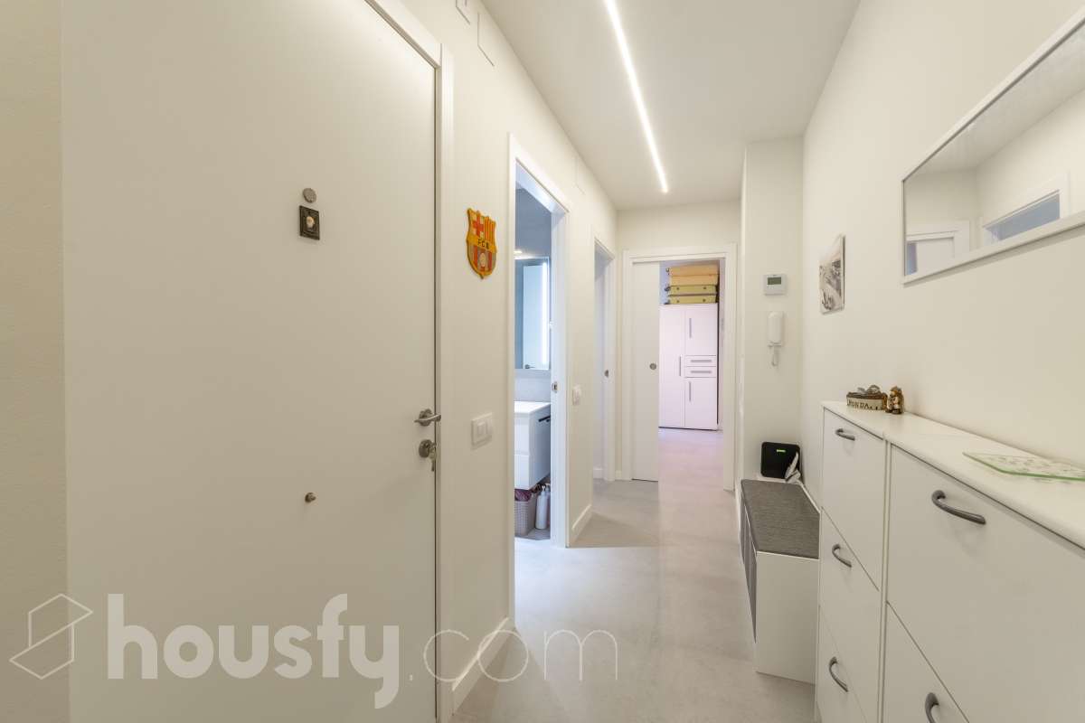 Housfy vende magnífico piso de 2 dormitorios y 1 baño completo, situado en una finca exclusiva de tan solo 6 vecinos, ideal para quienes buscan confort, eficiencia energética y excelentes calidades. La vivienda cuenta con un amplio salón-comedor con cocina abierta, completamente equipada con electrodomésticos y con salida directa a un agradable balcón. Dispone de sistema de aerotermia, calefacción y aire acondicionado por conductos, excelente aislamiento térmico y acústico y cerramientos de altas prestaciones. Cuenta además con certificado energético, iluminación LED y suelo cerámico de formato 60 x 60 cm. La vivienda destaca por sus acabados y materiales de primera calidad, pensados para ofrecer confort, eficiencia y durabilidad. Obra nueva entregada en abril y actualmente a la venta mediante segunda transmisión, por lo que se trata de una vivienda prácticamente nueva. Una excelente oportunidad para disfrutar de las calidades y prestaciones de una obra nueva, con una finca tranquila y exclusiva de únicamente 6 vecinos. Aviso legal El precio de venta no incluye gastos de la compraventa como notaría, registro, impuestos, ni tampoco honorarios agencia. Esta publicación no es vinculante. Consulta siempre la nota simple con Housfy antes de formalizar la compraventa. Sobre nosotros Housfy es la plataforma integral de servicios inmobiliarios. Nuestra combinación de expertos y tecnología pone al alcance de todo el mundo servicios cómodos, claros y seguros. AICAT número: 7922. Nos encargamos de la gestión y asesoramiento de la compra. ¡Olvídate de todo! Hacemos los trámites por ti. Y, si además necesitas financiación, ponemos a tu disposición un bróker hipotecario para ayudarte a conseguir las mejores condiciones para tu perfil económico. ¿Quieres visitarla? Contacta con Housfy y agenda tu visita sin compromiso. Más información en: housfy.com-24