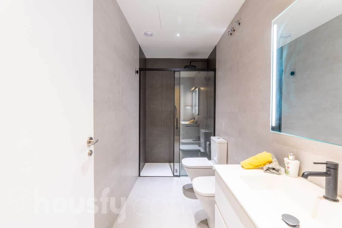 Housfy vende magnífico piso de 2 dormitorios y 1 baño completo, situado en una finca exclusiva de tan solo 6 vecinos, ideal para quienes buscan confort, eficiencia energética y excelentes calidades. La vivienda cuenta con un amplio salón-comedor con cocina abierta, completamente equipada con electrodomésticos y con salida directa a un agradable balcón. Dispone de sistema de aerotermia, calefacción y aire acondicionado por conductos, excelente aislamiento térmico y acústico y cerramientos de altas prestaciones. Cuenta además con certificado energético, iluminación LED y suelo cerámico de formato 60 x 60 cm. La vivienda destaca por sus acabados y materiales de primera calidad, pensados para ofrecer confort, eficiencia y durabilidad. Obra nueva entregada en abril y actualmente a la venta mediante segunda transmisión, por lo que se trata de una vivienda prácticamente nueva. Una excelente oportunidad para disfrutar de las calidades y prestaciones de una obra nueva, con una finca tranquila y exclusiva de únicamente 6 vecinos. Aviso legal El precio de venta no incluye gastos de la compraventa como notaría, registro, impuestos, ni tampoco honorarios agencia. Esta publicación no es vinculante. Consulta siempre la nota simple con Housfy antes de formalizar la compraventa. Sobre nosotros Housfy es la plataforma integral de servicios inmobiliarios. Nuestra combinación de expertos y tecnología pone al alcance de todo el mundo servicios cómodos, claros y seguros. AICAT número: 7922. Nos encargamos de la gestión y asesoramiento de la compra. ¡Olvídate de todo! Hacemos los trámites por ti. Y, si además necesitas financiación, ponemos a tu disposición un bróker hipotecario para ayudarte a conseguir las mejores condiciones para tu perfil económico. ¿Quieres visitarla? Contacta con Housfy y agenda tu visita sin compromiso. Más información en: housfy.com-21