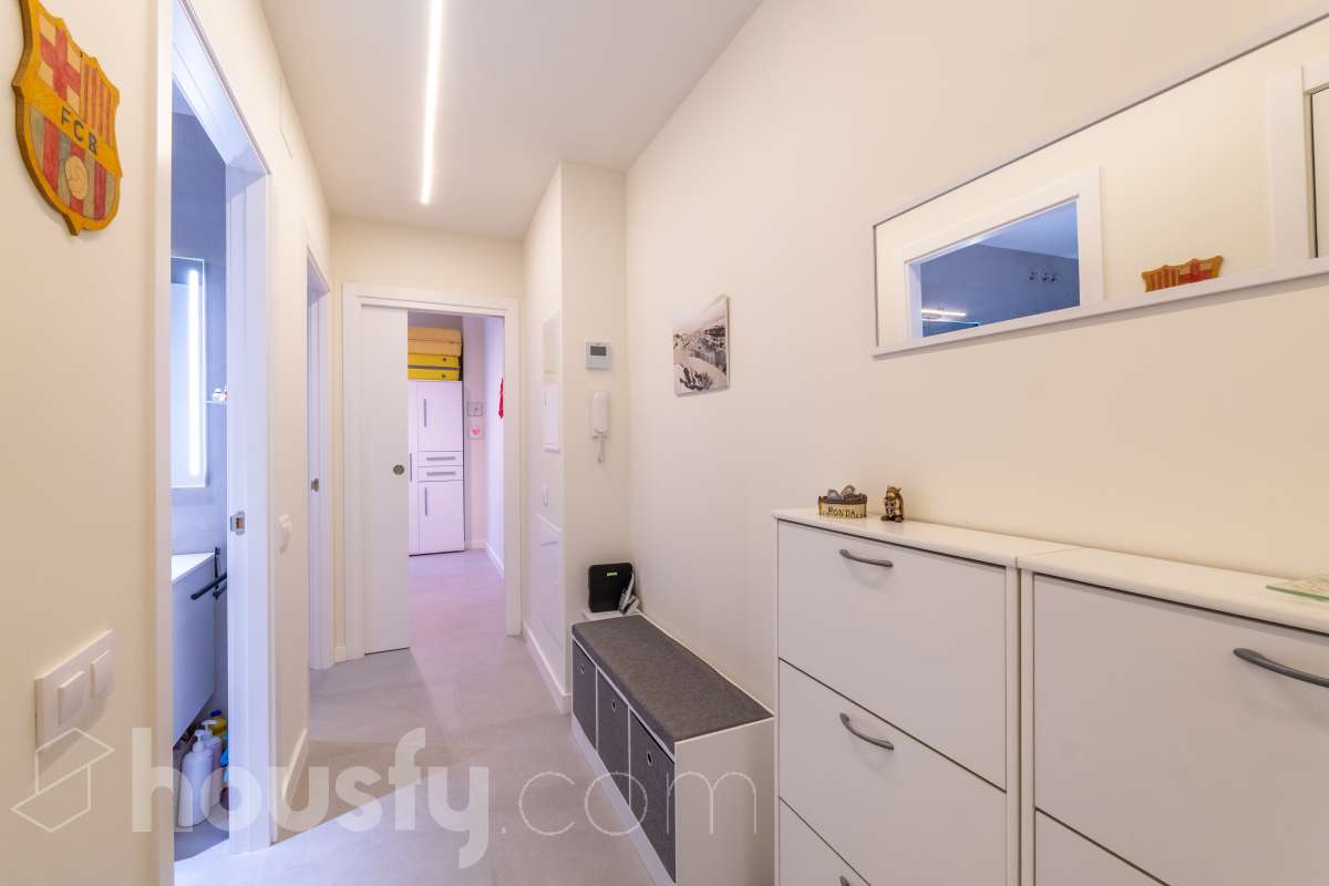 Housfy vende magnífico piso de 2 dormitorios y 1 baño completo, situado en una finca exclusiva de tan solo 6 vecinos, ideal para quienes buscan confort, eficiencia energética y excelentes calidades. La vivienda cuenta con un amplio salón-comedor con cocina abierta, completamente equipada con electrodomésticos y con salida directa a un agradable balcón. Dispone de sistema de aerotermia, calefacción y aire acondicionado por conductos, excelente aislamiento térmico y acústico y cerramientos de altas prestaciones. Cuenta además con certificado energético, iluminación LED y suelo cerámico de formato 60 x 60 cm. La vivienda destaca por sus acabados y materiales de primera calidad, pensados para ofrecer confort, eficiencia y durabilidad. Obra nueva entregada en abril y actualmente a la venta mediante segunda transmisión, por lo que se trata de una vivienda prácticamente nueva. Una excelente oportunidad para disfrutar de las calidades y prestaciones de una obra nueva, con una finca tranquila y exclusiva de únicamente 6 vecinos. Aviso legal El precio de venta no incluye gastos de la compraventa como notaría, registro, impuestos, ni tampoco honorarios agencia. Esta publicación no es vinculante. Consulta siempre la nota simple con Housfy antes de formalizar la compraventa. Sobre nosotros Housfy es la plataforma integral de servicios inmobiliarios. Nuestra combinación de expertos y tecnología pone al alcance de todo el mundo servicios cómodos, claros y seguros. AICAT número: 7922. Nos encargamos de la gestión y asesoramiento de la compra. ¡Olvídate de todo! Hacemos los trámites por ti. Y, si además necesitas financiación, ponemos a tu disposición un bróker hipotecario para ayudarte a conseguir las mejores condiciones para tu perfil económico. ¿Quieres visitarla? Contacta con Housfy y agenda tu visita sin compromiso. Más información en: housfy.com-28
