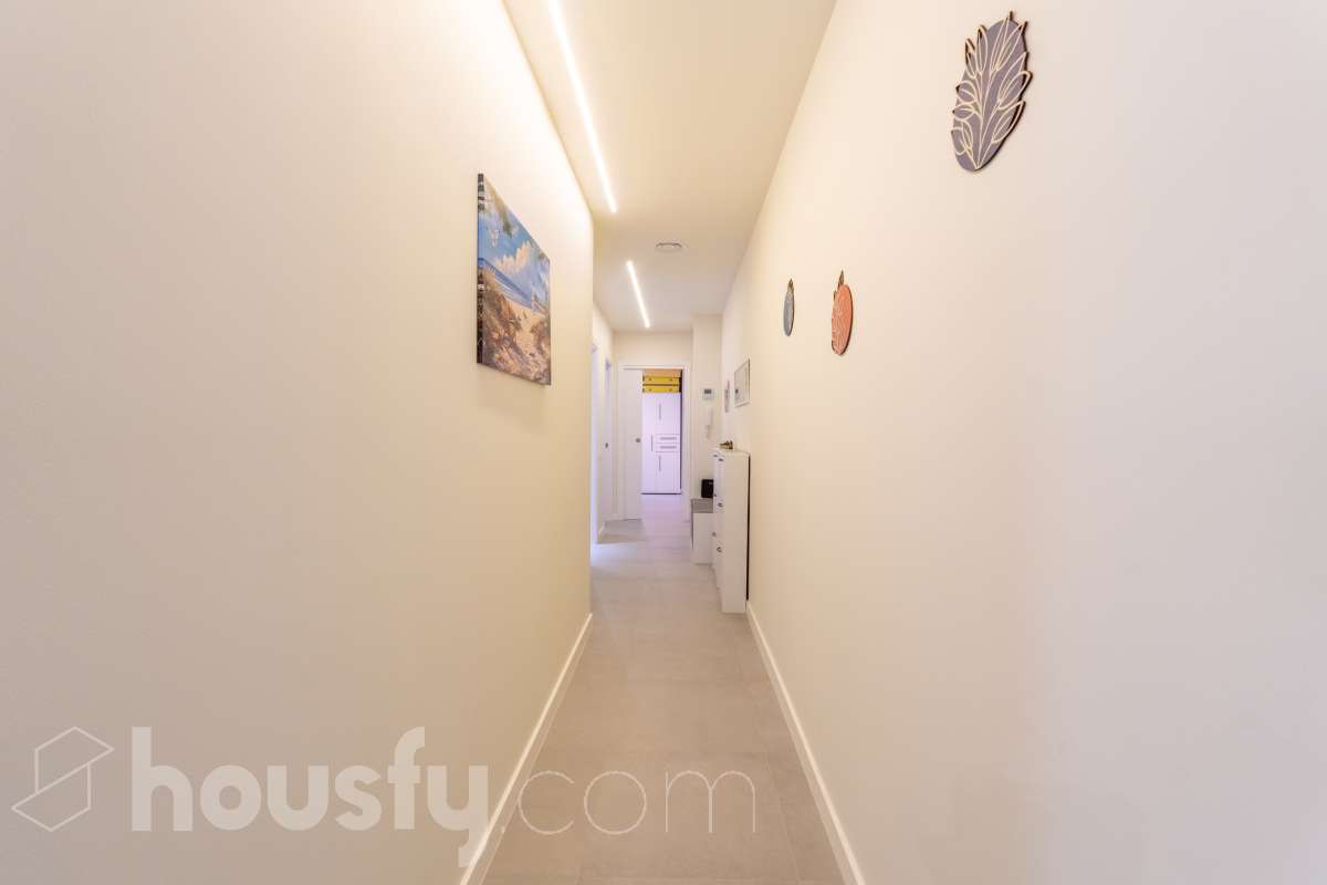 Housfy vende magnífico piso de 2 dormitorios y 1 baño completo, situado en una finca exclusiva de tan solo 6 vecinos, ideal para quienes buscan confort, eficiencia energética y excelentes calidades. La vivienda cuenta con un amplio salón-comedor con cocina abierta, completamente equipada con electrodomésticos y con salida directa a un agradable balcón. Dispone de sistema de aerotermia, calefacción y aire acondicionado por conductos, excelente aislamiento térmico y acústico y cerramientos de altas prestaciones. Cuenta además con certificado energético, iluminación LED y suelo cerámico de formato 60 x 60 cm. La vivienda destaca por sus acabados y materiales de primera calidad, pensados para ofrecer confort, eficiencia y durabilidad. Obra nueva entregada en abril y actualmente a la venta mediante segunda transmisión, por lo que se trata de una vivienda prácticamente nueva. Una excelente oportunidad para disfrutar de las calidades y prestaciones de una obra nueva, con una finca tranquila y exclusiva de únicamente 6 vecinos. Aviso legal El precio de venta no incluye gastos de la compraventa como notaría, registro, impuestos, ni tampoco honorarios agencia. Esta publicación no es vinculante. Consulta siempre la nota simple con Housfy antes de formalizar la compraventa. Sobre nosotros Housfy es la plataforma integral de servicios inmobiliarios. Nuestra combinación de expertos y tecnología pone al alcance de todo el mundo servicios cómodos, claros y seguros. AICAT número: 7922. Nos encargamos de la gestión y asesoramiento de la compra. ¡Olvídate de todo! Hacemos los trámites por ti. Y, si además necesitas financiación, ponemos a tu disposición un bróker hipotecario para ayudarte a conseguir las mejores condiciones para tu perfil económico. ¿Quieres visitarla? Contacta con Housfy y agenda tu visita sin compromiso. Más información en: housfy.com-25