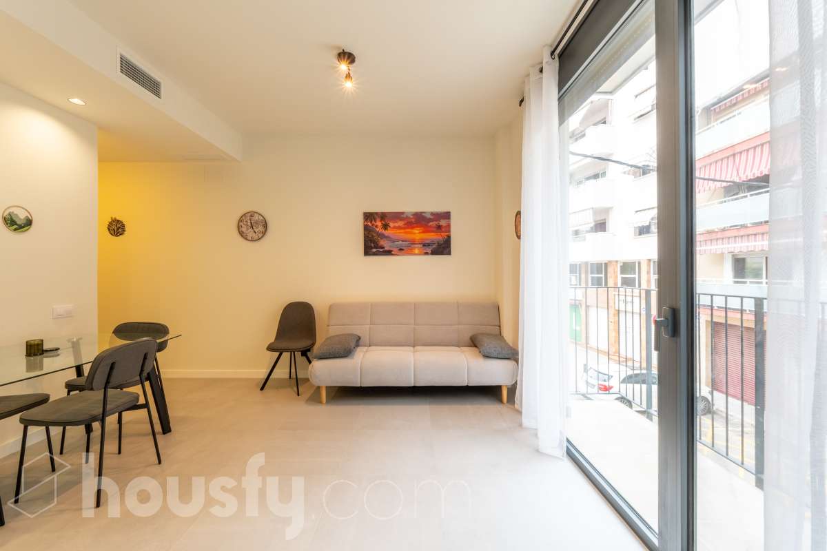 Housfy vende magnífico piso de 2 dormitorios y 1 baño completo, situado en una finca exclusiva de tan solo 6 vecinos, ideal para quienes buscan confort, eficiencia energética y excelentes calidades. La vivienda cuenta con un amplio salón-comedor con cocina abierta, completamente equipada con electrodomésticos y con salida directa a un agradable balcón. Dispone de sistema de aerotermia, calefacción y aire acondicionado por conductos, excelente aislamiento térmico y acústico y cerramientos de altas prestaciones. Cuenta además con certificado energético, iluminación LED y suelo cerámico de formato 60 x 60 cm. La vivienda destaca por sus acabados y materiales de primera calidad, pensados para ofrecer confort, eficiencia y durabilidad. Obra nueva entregada en abril y actualmente a la venta mediante segunda transmisión, por lo que se trata de una vivienda prácticamente nueva. Una excelente oportunidad para disfrutar de las calidades y prestaciones de una obra nueva, con una finca tranquila y exclusiva de únicamente 6 vecinos. Aviso legal El precio de venta no incluye gastos de la compraventa como notaría, registro, impuestos, ni tampoco honorarios agencia. Esta publicación no es vinculante. Consulta siempre la nota simple con Housfy antes de formalizar la compraventa. Sobre nosotros Housfy es la plataforma integral de servicios inmobiliarios. Nuestra combinación de expertos y tecnología pone al alcance de todo el mundo servicios cómodos, claros y seguros. AICAT número: 7922. Nos encargamos de la gestión y asesoramiento de la compra. ¡Olvídate de todo! Hacemos los trámites por ti. Y, si además necesitas financiación, ponemos a tu disposición un bróker hipotecario para ayudarte a conseguir las mejores condiciones para tu perfil económico. ¿Quieres visitarla? Contacta con Housfy y agenda tu visita sin compromiso. Más información en: housfy.com-6