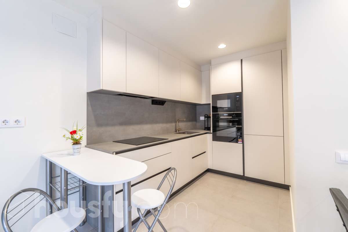 Housfy vende magnífico piso de 2 dormitorios y 1 baño completo, situado en una finca exclusiva de tan solo 6 vecinos, ideal para quienes buscan confort, eficiencia energética y excelentes calidades. La vivienda cuenta con un amplio salón-comedor con cocina abierta, completamente equipada con electrodomésticos y con salida directa a un agradable balcón. Dispone de sistema de aerotermia, calefacción y aire acondicionado por conductos, excelente aislamiento térmico y acústico y cerramientos de altas prestaciones. Cuenta además con certificado energético, iluminación LED y suelo cerámico de formato 60 x 60 cm. La vivienda destaca por sus acabados y materiales de primera calidad, pensados para ofrecer confort, eficiencia y durabilidad. Obra nueva entregada en abril y actualmente a la venta mediante segunda transmisión, por lo que se trata de una vivienda prácticamente nueva. Una excelente oportunidad para disfrutar de las calidades y prestaciones de una obra nueva, con una finca tranquila y exclusiva de únicamente 6 vecinos. Aviso legal El precio de venta no incluye gastos de la compraventa como notaría, registro, impuestos, ni tampoco honorarios agencia. Esta publicación no es vinculante. Consulta siempre la nota simple con Housfy antes de formalizar la compraventa. Sobre nosotros Housfy es la plataforma integral de servicios inmobiliarios. Nuestra combinación de expertos y tecnología pone al alcance de todo el mundo servicios cómodos, claros y seguros. AICAT número: 7922. Nos encargamos de la gestión y asesoramiento de la compra. ¡Olvídate de todo! Hacemos los trámites por ti. Y, si además necesitas financiación, ponemos a tu disposición un bróker hipotecario para ayudarte a conseguir las mejores condiciones para tu perfil económico. ¿Quieres visitarla? Contacta con Housfy y agenda tu visita sin compromiso. Más información en: housfy.com-9