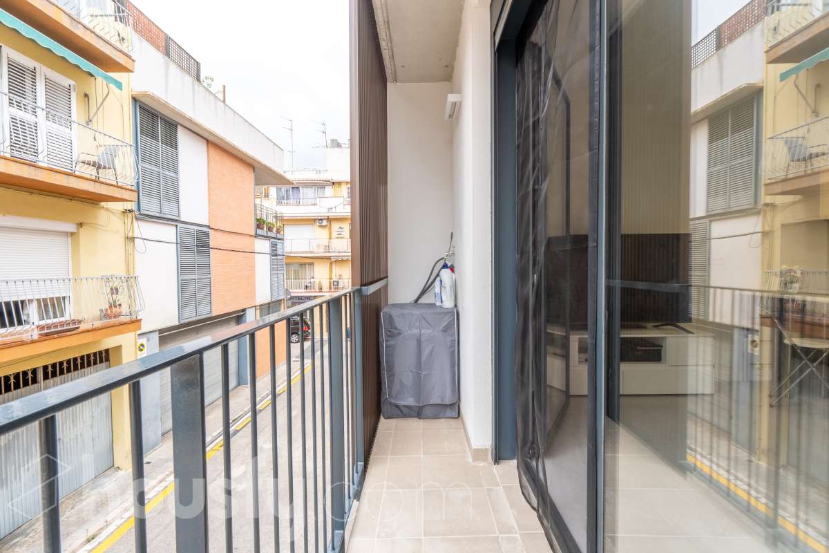 Housfy vende magnífico piso de 2 dormitorios y 1 baño completo, situado en una finca exclusiva de tan solo 6 vecinos, ideal para quienes buscan confort, eficiencia energética y excelentes calidades. La vivienda cuenta con un amplio salón-comedor con cocina abierta, completamente equipada con electrodomésticos y con salida directa a un agradable balcón. Dispone de sistema de aerotermia, calefacción y aire acondicionado por conductos, excelente aislamiento térmico y acústico y cerramientos de altas prestaciones. Cuenta además con certificado energético, iluminación LED y suelo cerámico de formato 60 x 60 cm. La vivienda destaca por sus acabados y materiales de primera calidad, pensados para ofrecer confort, eficiencia y durabilidad. Obra nueva entregada en abril y actualmente a la venta mediante segunda transmisión, por lo que se trata de una vivienda prácticamente nueva. Una excelente oportunidad para disfrutar de las calidades y prestaciones de una obra nueva, con una finca tranquila y exclusiva de únicamente 6 vecinos. Aviso legal El precio de venta no incluye gastos de la compraventa como notaría, registro, impuestos, ni tampoco honorarios agencia. Esta publicación no es vinculante. Consulta siempre la nota simple con Housfy antes de formalizar la compraventa. Sobre nosotros Housfy es la plataforma integral de servicios inmobiliarios. Nuestra combinación de expertos y tecnología pone al alcance de todo el mundo servicios cómodos, claros y seguros. AICAT número: 7922. Nos encargamos de la gestión y asesoramiento de la compra. ¡Olvídate de todo! Hacemos los trámites por ti. Y, si además necesitas financiación, ponemos a tu disposición un bróker hipotecario para ayudarte a conseguir las mejores condiciones para tu perfil económico. ¿Quieres visitarla? Contacta con Housfy y agenda tu visita sin compromiso. Más información en: housfy.com-7