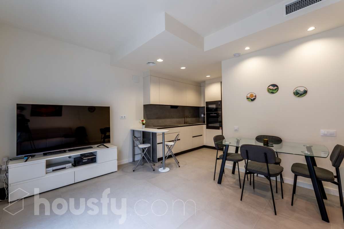 Housfy vende magnífico piso de 2 dormitorios y 1 baño completo, situado en una finca exclusiva de tan solo 6 vecinos, ideal para quienes buscan confort, eficiencia energética y excelentes calidades. La vivienda cuenta con un amplio salón-comedor con cocina abierta, completamente equipada con electrodomésticos y con salida directa a un agradable balcón. Dispone de sistema de aerotermia, calefacción y aire acondicionado por conductos, excelente aislamiento térmico y acústico y cerramientos de altas prestaciones. Cuenta además con certificado energético, iluminación LED y suelo cerámico de formato 60 x 60 cm. La vivienda destaca por sus acabados y materiales de primera calidad, pensados para ofrecer confort, eficiencia y durabilidad. Obra nueva entregada en abril y actualmente a la venta mediante segunda transmisión, por lo que se trata de una vivienda prácticamente nueva. Una excelente oportunidad para disfrutar de las calidades y prestaciones de una obra nueva, con una finca tranquila y exclusiva de únicamente 6 vecinos. Aviso legal El precio de venta no incluye gastos de la compraventa como notaría, registro, impuestos, ni tampoco honorarios agencia. Esta publicación no es vinculante. Consulta siempre la nota simple con Housfy antes de formalizar la compraventa. Sobre nosotros Housfy es la plataforma integral de servicios inmobiliarios. Nuestra combinación de expertos y tecnología pone al alcance de todo el mundo servicios cómodos, claros y seguros. AICAT número: 7922. Nos encargamos de la gestión y asesoramiento de la compra. ¡Olvídate de todo! Hacemos los trámites por ti. Y, si además necesitas financiación, ponemos a tu disposición un bróker hipotecario para ayudarte a conseguir las mejores condiciones para tu perfil económico. ¿Quieres visitarla? Contacta con Housfy y agenda tu visita sin compromiso. Más información en: housfy.com-4