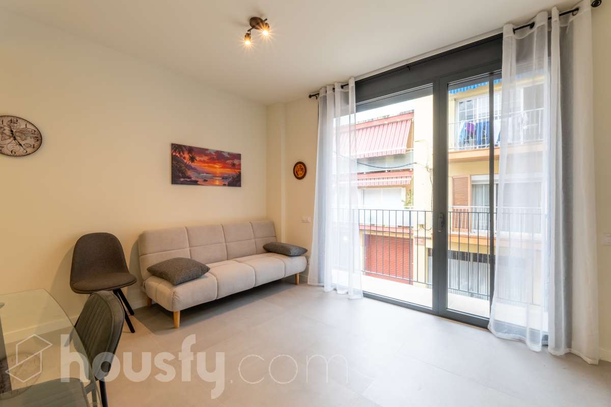 Housfy vende magnífico piso de 2 dormitorios y 1 baño completo, situado en una finca exclusiva de tan solo 6 vecinos, ideal para quienes buscan confort, eficiencia energética y excelentes calidades. La vivienda cuenta con un amplio salón-comedor con cocina abierta, completamente equipada con electrodomésticos y con salida directa a un agradable balcón. Dispone de sistema de aerotermia, calefacción y aire acondicionado por conductos, excelente aislamiento térmico y acústico y cerramientos de altas prestaciones. Cuenta además con certificado energético, iluminación LED y suelo cerámico de formato 60 x 60 cm. La vivienda destaca por sus acabados y materiales de primera calidad, pensados para ofrecer confort, eficiencia y durabilidad. Obra nueva entregada en abril y actualmente a la venta mediante segunda transmisión, por lo que se trata de una vivienda prácticamente nueva. Una excelente oportunidad para disfrutar de las calidades y prestaciones de una obra nueva, con una finca tranquila y exclusiva de únicamente 6 vecinos. Aviso legal El precio de venta no incluye gastos de la compraventa como notaría, registro, impuestos, ni tampoco honorarios agencia. Esta publicación no es vinculante. Consulta siempre la nota simple con Housfy antes de formalizar la compraventa. Sobre nosotros Housfy es la plataforma integral de servicios inmobiliarios. Nuestra combinación de expertos y tecnología pone al alcance de todo el mundo servicios cómodos, claros y seguros. AICAT número: 7922. Nos encargamos de la gestión y asesoramiento de la compra. ¡Olvídate de todo! Hacemos los trámites por ti. Y, si además necesitas financiación, ponemos a tu disposición un bróker hipotecario para ayudarte a conseguir las mejores condiciones para tu perfil económico. ¿Quieres visitarla? Contacta con Housfy y agenda tu visita sin compromiso. Más información en: housfy.com-5