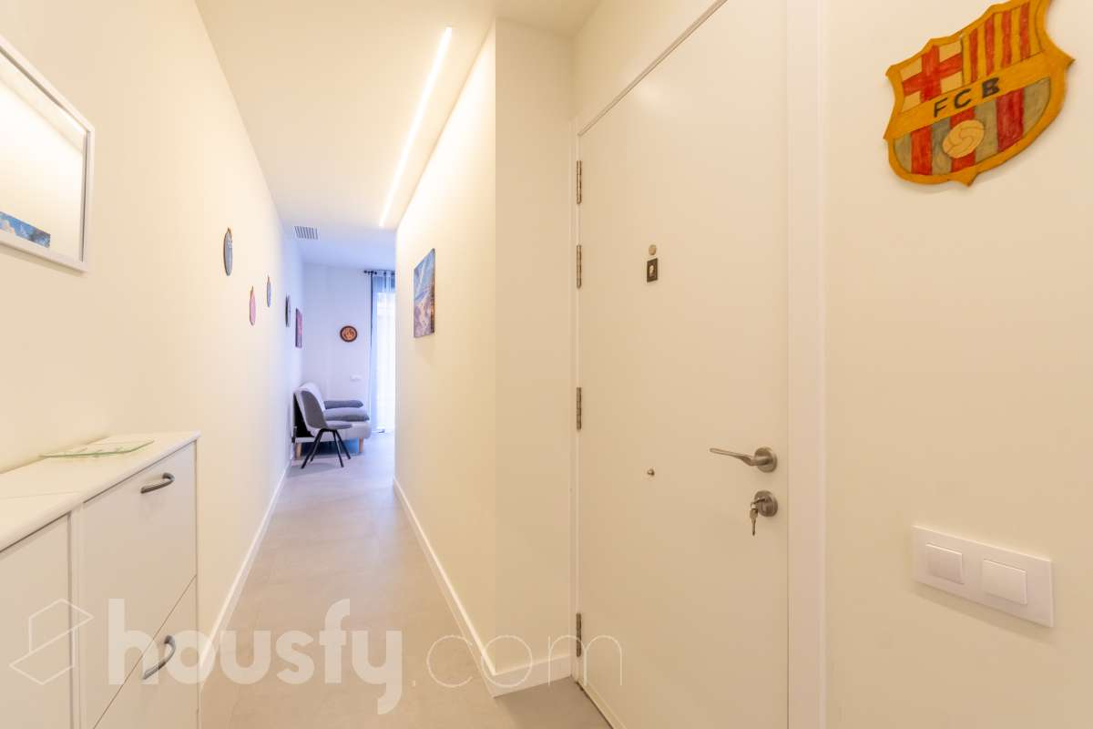 Housfy vende magnífico piso de 2 dormitorios y 1 baño completo, situado en una finca exclusiva de tan solo 6 vecinos, ideal para quienes buscan confort, eficiencia energética y excelentes calidades. La vivienda cuenta con un amplio salón-comedor con cocina abierta, completamente equipada con electrodomésticos y con salida directa a un agradable balcón. Dispone de sistema de aerotermia, calefacción y aire acondicionado por conductos, excelente aislamiento térmico y acústico y cerramientos de altas prestaciones. Cuenta además con certificado energético, iluminación LED y suelo cerámico de formato 60 x 60 cm. La vivienda destaca por sus acabados y materiales de primera calidad, pensados para ofrecer confort, eficiencia y durabilidad. Obra nueva entregada en abril y actualmente a la venta mediante segunda transmisión, por lo que se trata de una vivienda prácticamente nueva. Una excelente oportunidad para disfrutar de las calidades y prestaciones de una obra nueva, con una finca tranquila y exclusiva de únicamente 6 vecinos. Aviso legal El precio de venta no incluye gastos de la compraventa como notaría, registro, impuestos, ni tampoco honorarios agencia. Esta publicación no es vinculante. Consulta siempre la nota simple con Housfy antes de formalizar la compraventa. Sobre nosotros Housfy es la plataforma integral de servicios inmobiliarios. Nuestra combinación de expertos y tecnología pone al alcance de todo el mundo servicios cómodos, claros y seguros. AICAT número: 7922. Nos encargamos de la gestión y asesoramiento de la compra. ¡Olvídate de todo! Hacemos los trámites por ti. Y, si además necesitas financiación, ponemos a tu disposición un bróker hipotecario para ayudarte a conseguir las mejores condiciones para tu perfil económico. ¿Quieres visitarla? Contacta con Housfy y agenda tu visita sin compromiso. Más información en: housfy.com-23
