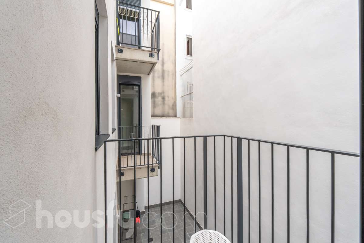 Housfy vende magnífico piso de 2 dormitorios y 1 baño completo, situado en una finca exclusiva de tan solo 6 vecinos, ideal para quienes buscan confort, eficiencia energética y excelentes calidades. La vivienda cuenta con un amplio salón-comedor con cocina abierta, completamente equipada con electrodomésticos y con salida directa a un agradable balcón. Dispone de sistema de aerotermia, calefacción y aire acondicionado por conductos, excelente aislamiento térmico y acústico y cerramientos de altas prestaciones. Cuenta además con certificado energético, iluminación LED y suelo cerámico de formato 60 x 60 cm. La vivienda destaca por sus acabados y materiales de primera calidad, pensados para ofrecer confort, eficiencia y durabilidad. Obra nueva entregada en abril y actualmente a la venta mediante segunda transmisión, por lo que se trata de una vivienda prácticamente nueva. Una excelente oportunidad para disfrutar de las calidades y prestaciones de una obra nueva, con una finca tranquila y exclusiva de únicamente 6 vecinos. Aviso legal El precio de venta no incluye gastos de la compraventa como notaría, registro, impuestos, ni tampoco honorarios agencia. Esta publicación no es vinculante. Consulta siempre la nota simple con Housfy antes de formalizar la compraventa. Sobre nosotros Housfy es la plataforma integral de servicios inmobiliarios. Nuestra combinación de expertos y tecnología pone al alcance de todo el mundo servicios cómodos, claros y seguros. AICAT número: 7922. Nos encargamos de la gestión y asesoramiento de la compra. ¡Olvídate de todo! Hacemos los trámites por ti. Y, si además necesitas financiación, ponemos a tu disposición un bróker hipotecario para ayudarte a conseguir las mejores condiciones para tu perfil económico. ¿Quieres visitarla? Contacta con Housfy y agenda tu visita sin compromiso. Más información en: housfy.com-17