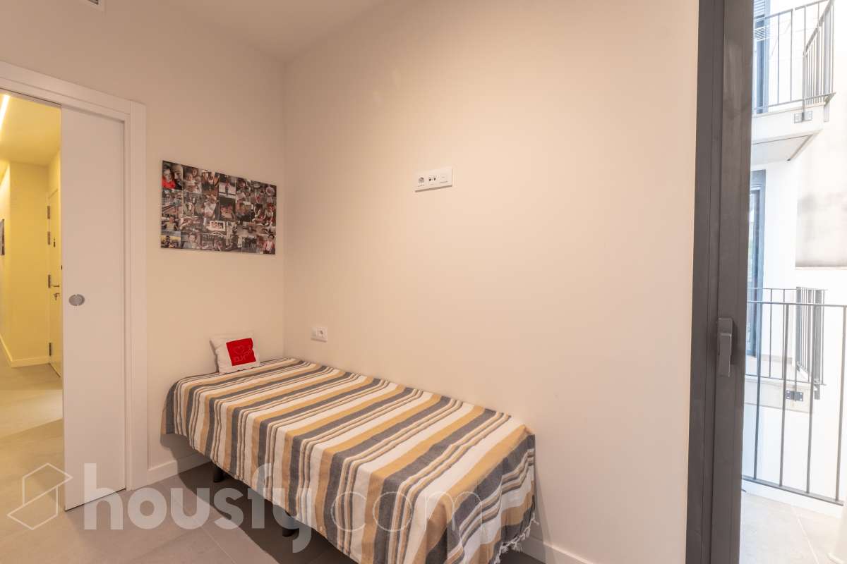 Housfy vende magnífico piso de 2 dormitorios y 1 baño completo, situado en una finca exclusiva de tan solo 6 vecinos, ideal para quienes buscan confort, eficiencia energética y excelentes calidades. La vivienda cuenta con un amplio salón-comedor con cocina abierta, completamente equipada con electrodomésticos y con salida directa a un agradable balcón. Dispone de sistema de aerotermia, calefacción y aire acondicionado por conductos, excelente aislamiento térmico y acústico y cerramientos de altas prestaciones. Cuenta además con certificado energético, iluminación LED y suelo cerámico de formato 60 x 60 cm. La vivienda destaca por sus acabados y materiales de primera calidad, pensados para ofrecer confort, eficiencia y durabilidad. Obra nueva entregada en abril y actualmente a la venta mediante segunda transmisión, por lo que se trata de una vivienda prácticamente nueva. Una excelente oportunidad para disfrutar de las calidades y prestaciones de una obra nueva, con una finca tranquila y exclusiva de únicamente 6 vecinos. Aviso legal El precio de venta no incluye gastos de la compraventa como notaría, registro, impuestos, ni tampoco honorarios agencia. Esta publicación no es vinculante. Consulta siempre la nota simple con Housfy antes de formalizar la compraventa. Sobre nosotros Housfy es la plataforma integral de servicios inmobiliarios. Nuestra combinación de expertos y tecnología pone al alcance de todo el mundo servicios cómodos, claros y seguros. AICAT número: 7922. Nos encargamos de la gestión y asesoramiento de la compra. ¡Olvídate de todo! Hacemos los trámites por ti. Y, si además necesitas financiación, ponemos a tu disposición un bróker hipotecario para ayudarte a conseguir las mejores condiciones para tu perfil económico. ¿Quieres visitarla? Contacta con Housfy y agenda tu visita sin compromiso. Más información en: housfy.com-16