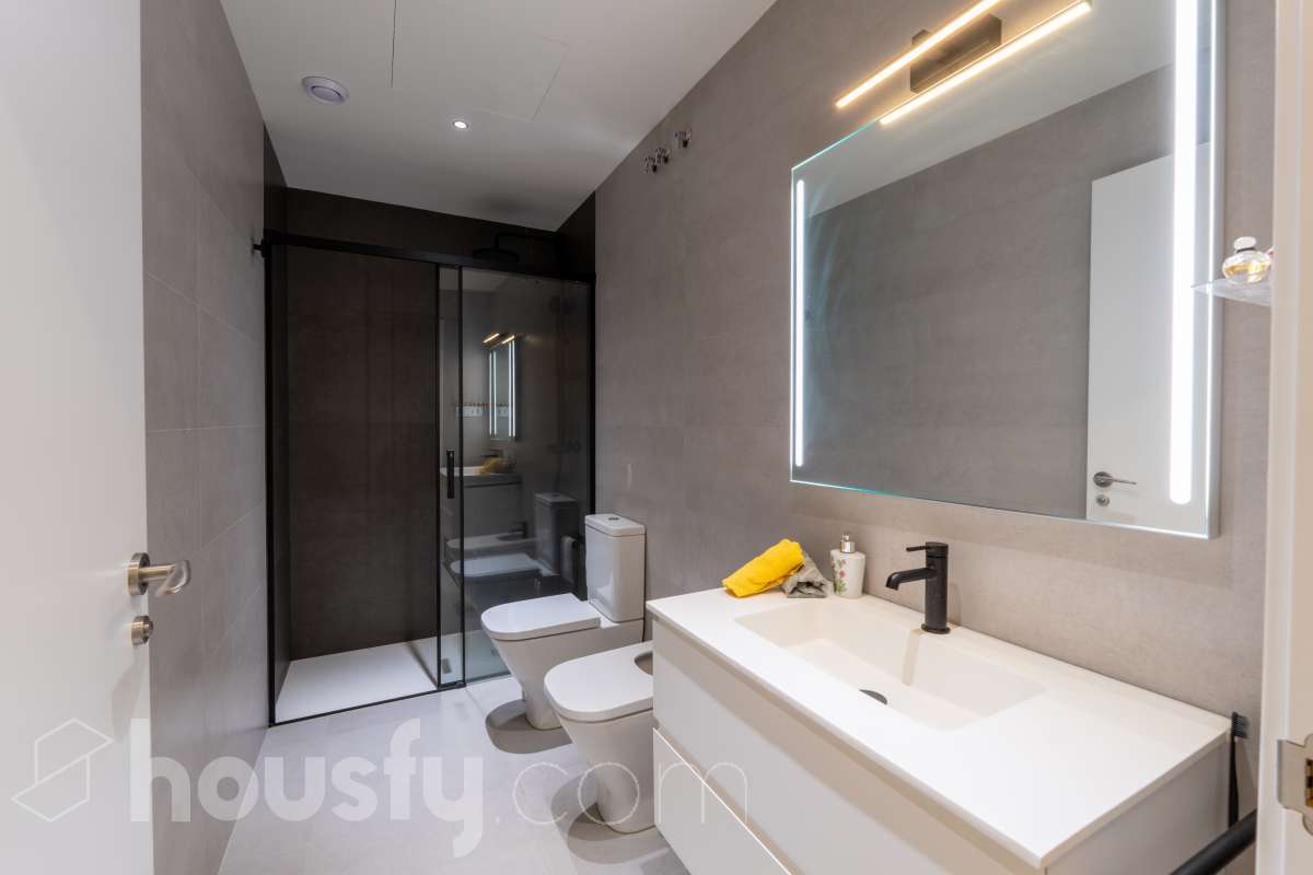 Housfy vende magnífico piso de 2 dormitorios y 1 baño completo, situado en una finca exclusiva de tan solo 6 vecinos, ideal para quienes buscan confort, eficiencia energética y excelentes calidades. La vivienda cuenta con un amplio salón-comedor con cocina abierta, completamente equipada con electrodomésticos y con salida directa a un agradable balcón. Dispone de sistema de aerotermia, calefacción y aire acondicionado por conductos, excelente aislamiento térmico y acústico y cerramientos de altas prestaciones. Cuenta además con certificado energético, iluminación LED y suelo cerámico de formato 60 x 60 cm. La vivienda destaca por sus acabados y materiales de primera calidad, pensados para ofrecer confort, eficiencia y durabilidad. Obra nueva entregada en abril y actualmente a la venta mediante segunda transmisión, por lo que se trata de una vivienda prácticamente nueva. Una excelente oportunidad para disfrutar de las calidades y prestaciones de una obra nueva, con una finca tranquila y exclusiva de únicamente 6 vecinos. Aviso legal El precio de venta no incluye gastos de la compraventa como notaría, registro, impuestos, ni tampoco honorarios agencia. Esta publicación no es vinculante. Consulta siempre la nota simple con Housfy antes de formalizar la compraventa. Sobre nosotros Housfy es la plataforma integral de servicios inmobiliarios. Nuestra combinación de expertos y tecnología pone al alcance de todo el mundo servicios cómodos, claros y seguros. AICAT número: 7922. Nos encargamos de la gestión y asesoramiento de la compra. ¡Olvídate de todo! Hacemos los trámites por ti. Y, si además necesitas financiación, ponemos a tu disposición un bróker hipotecario para ayudarte a conseguir las mejores condiciones para tu perfil económico. ¿Quieres visitarla? Contacta con Housfy y agenda tu visita sin compromiso. Más información en: housfy.com-20