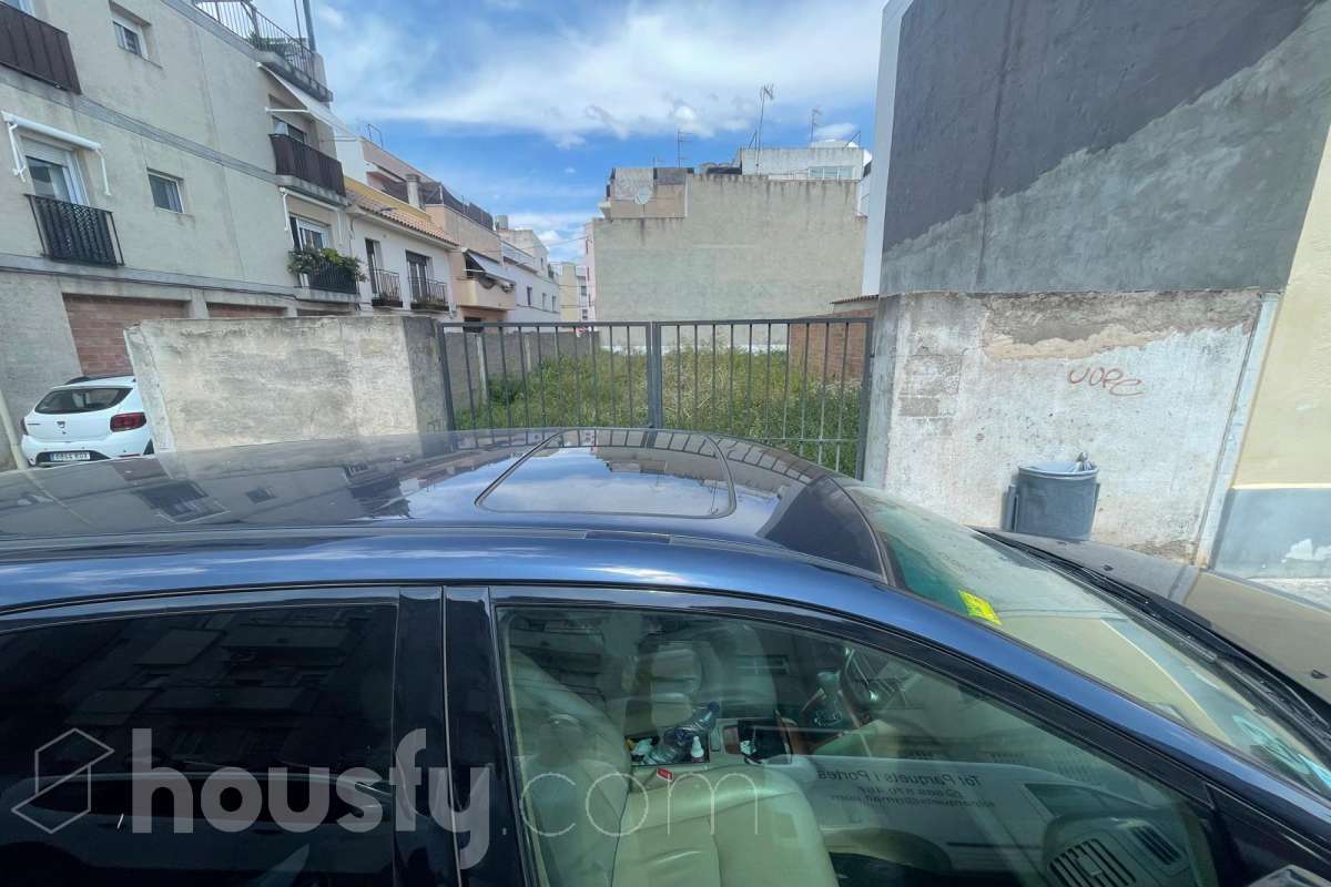Housfy vende 2 parcelas urbanas contiguas en el término de Sant Pere de Ribes, zona La Vilanoveta (actual Passatge Einstein), con una superficie total de 183,75 m². Terreno edificable Ubicación consolidada y en crecimiento Potencial para desarrollo residencial Excelente conexión con Vilanova i la Geltrú y Sitges Perfecto para promotores o inversores que buscan una oportunidad con alta rentabilidad en una zona en desarrollo. Contacta para más detalles o concertar visita. Aviso legal El precio de venta no incluye gastos de la compraventa como notaría, registro, impuestos, ni tampoco honorarios agencia. Esta publicación no es vinculante. Consulta siempre la nota simple con Housfy antes de formalizar la compraventa. Sobre nosotros Housfy es la plataforma integral de servicios inmobiliarios. Nuestra combinación de expertos y tecnología pone al alcance de todo el mundo servicios cómodos, claros y seguros. AICAT número: 7922. Nos encargamos de la gestión y asesoramiento de la compra. ¡Olvídate de todo! Hacemos los trámites por ti. Y, si además necesitas financiación, ponemos a tu disposición un bróker hipotecario para ayudarte a conseguir las mejores condiciones para tu perfil económico. ¿Quieres visitarla? Contacta con Housfy y agenda tu visita sin compromiso. Más información en: housfy.com-3