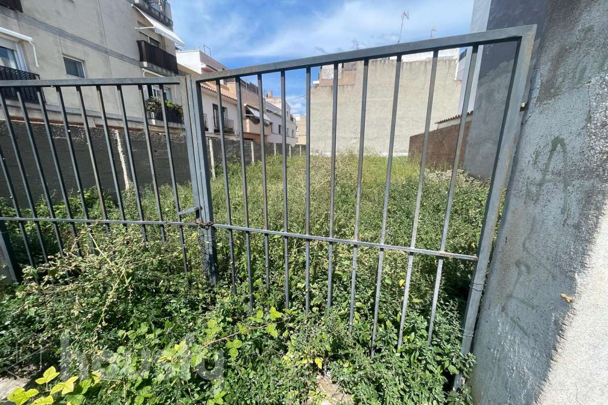 Housfy vende 2 parcelas urbanas contiguas en el término de Sant Pere de Ribes, zona La Vilanoveta (actual Passatge Einstein), con una superficie total de 183,75 m². Terreno edificable Ubicación consolidada y en crecimiento Potencial para desarrollo residencial Excelente conexión con Vilanova i la Geltrú y Sitges Perfecto para promotores o inversores que buscan una oportunidad con alta rentabilidad en una zona en desarrollo. Contacta para más detalles o concertar visita. Aviso legal El precio de venta no incluye gastos de la compraventa como notaría, registro, impuestos, ni tampoco honorarios agencia. Esta publicación no es vinculante. Consulta siempre la nota simple con Housfy antes de formalizar la compraventa. Sobre nosotros Housfy es la plataforma integral de servicios inmobiliarios. Nuestra combinación de expertos y tecnología pone al alcance de todo el mundo servicios cómodos, claros y seguros. AICAT número: 7922. Nos encargamos de la gestión y asesoramiento de la compra. ¡Olvídate de todo! Hacemos los trámites por ti. Y, si además necesitas financiación, ponemos a tu disposición un bróker hipotecario para ayudarte a conseguir las mejores condiciones para tu perfil económico. ¿Quieres visitarla? Contacta con Housfy y agenda tu visita sin compromiso. Más información en: housfy.com-7