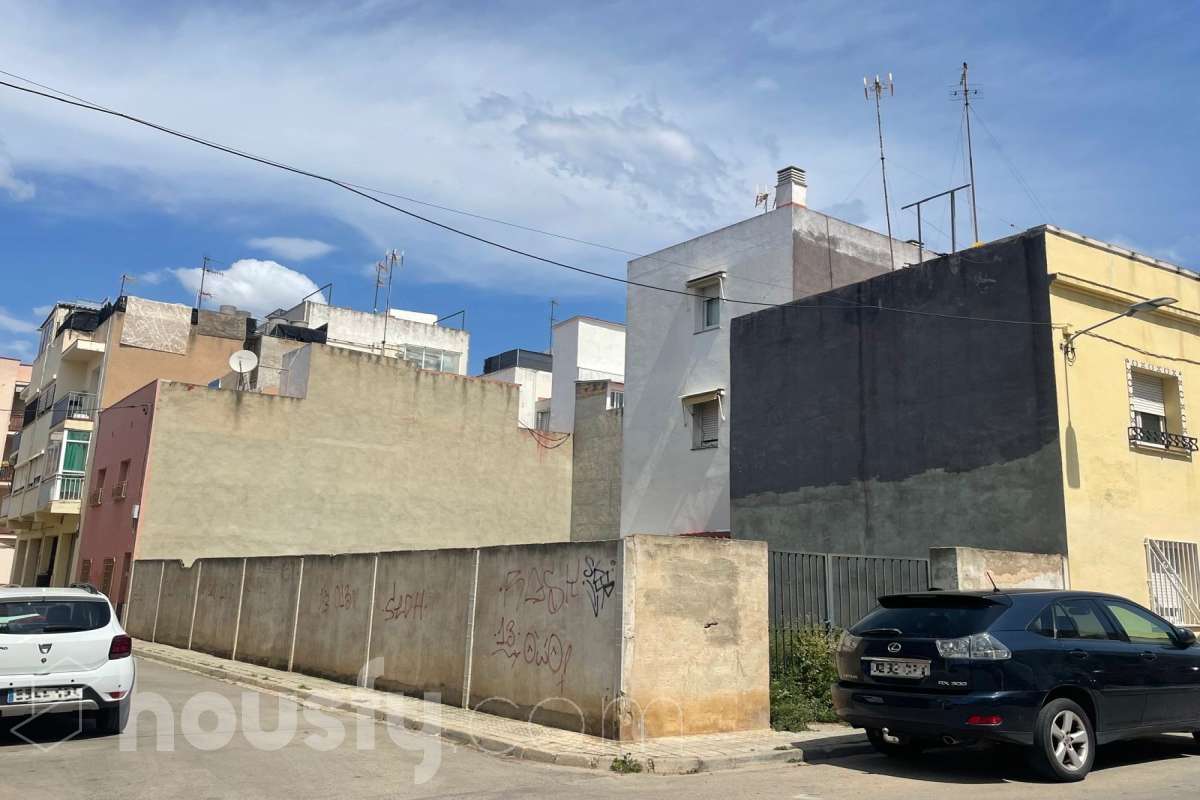 Housfy vende 2 parcelas urbanas contiguas en el término de Sant Pere de Ribes, zona La Vilanoveta (actual Passatge Einstein), con una superficie total de 183,75 m². Terreno edificable Ubicación consolidada y en crecimiento Potencial para desarrollo residencial Excelente conexión con Vilanova i la Geltrú y Sitges Perfecto para promotores o inversores que buscan una oportunidad con alta rentabilidad en una zona en desarrollo. Contacta para más detalles o concertar visita. Aviso legal El precio de venta no incluye gastos de la compraventa como notaría, registro, impuestos, ni tampoco honorarios agencia. Esta publicación no es vinculante. Consulta siempre la nota simple con Housfy antes de formalizar la compraventa. Sobre nosotros Housfy es la plataforma integral de servicios inmobiliarios. Nuestra combinación de expertos y tecnología pone al alcance de todo el mundo servicios cómodos, claros y seguros. AICAT número: 7922. Nos encargamos de la gestión y asesoramiento de la compra. ¡Olvídate de todo! Hacemos los trámites por ti. Y, si además necesitas financiación, ponemos a tu disposición un bróker hipotecario para ayudarte a conseguir las mejores condiciones para tu perfil económico. ¿Quieres visitarla? Contacta con Housfy y agenda tu visita sin compromiso. Más información en: housfy.com-2