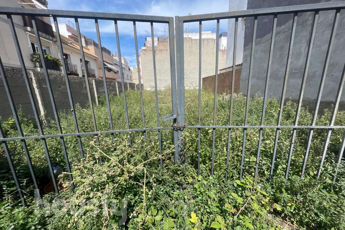 Housfy vende 2 parcelas urbanas contiguas en el término de Sant Pere de Ribes, zona La Vilanoveta (actual Passatge Einstein), con una superficie total de 183,75 m². Terreno edificable Ubicación consolidada y en crecimiento Potencial para desarrollo residencial Excelente conexión con Vilanova i la Geltrú y Sitges Perfecto para promotores o inversores que buscan una oportunidad con alta rentabilidad en una zona en desarrollo. Contacta para más detalles o concertar visita. Aviso legal El precio de venta no incluye gastos de la compraventa como notaría, registro, impuestos, ni tampoco honorarios agencia. Esta publicación no es vinculante. Consulta siempre la nota simple con Housfy antes de formalizar la compraventa. Sobre nosotros Housfy es la plataforma integral de servicios inmobiliarios. Nuestra combinación de expertos y tecnología pone al alcance de todo el mundo servicios cómodos, claros y seguros. AICAT número: 7922. Nos encargamos de la gestión y asesoramiento de la compra. ¡Olvídate de todo! Hacemos los trámites por ti. Y, si además necesitas financiación, ponemos a tu disposición un bróker hipotecario para ayudarte a conseguir las mejores condiciones para tu perfil económico. ¿Quieres visitarla? Contacta con Housfy y agenda tu visita sin compromiso. Más información en: housfy.com-5