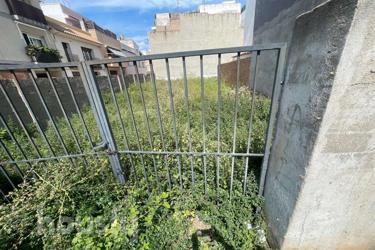 Housfy vende 2 parcelas urbanas contiguas en el término de Sant Pere de Ribes, zona La Vilanoveta (actual Passatge Einstein), con una superficie total de 183,75 m². Terreno edificable Ubicación consolidada y en crecimiento Potencial para desarrollo residencial Excelente conexión con Vilanova i la Geltrú y Sitges Perfecto para promotores o inversores que buscan una oportunidad con alta rentabilidad en una zona en desarrollo. Contacta para más detalles o concertar visita. Aviso legal El precio de venta no incluye gastos de la compraventa como notaría, registro, impuestos, ni tampoco honorarios agencia. Esta publicación no es vinculante. Consulta siempre la nota simple con Housfy antes de formalizar la compraventa. Sobre nosotros Housfy es la plataforma integral de servicios inmobiliarios. Nuestra combinación de expertos y tecnología pone al alcance de todo el mundo servicios cómodos, claros y seguros. AICAT número: 7922. Nos encargamos de la gestión y asesoramiento de la compra. ¡Olvídate de todo! Hacemos los trámites por ti. Y, si además necesitas financiación, ponemos a tu disposición un bróker hipotecario para ayudarte a conseguir las mejores condiciones para tu perfil económico. ¿Quieres visitarla? Contacta con Housfy y agenda tu visita sin compromiso. Más información en: housfy.com-4