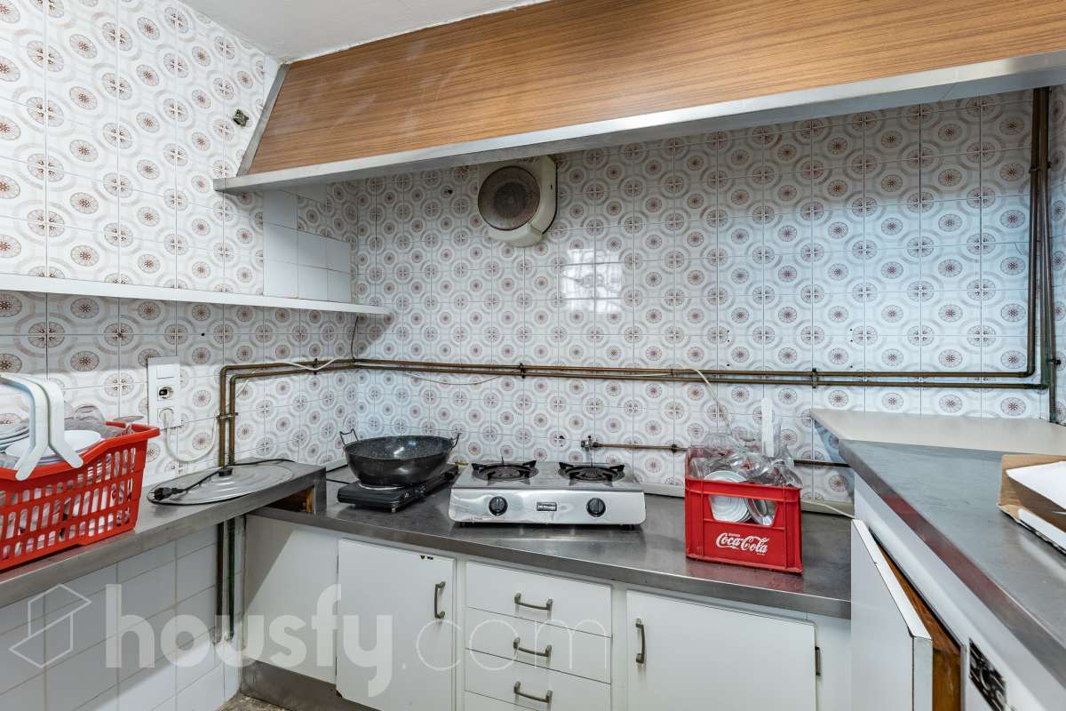 Housfy vende 🏡 amplio local ubicado en Terrassa, el cuál consta de 112m2 útiles (verificados con la Dirección General de Catastro). EL local es conocido por haber sido un bar muy reconocido y rentable en el barrio, por lo que reactivarlo es una inversión más que esperada. Construido en el año 1970. Distribución de estancias - 2 Baños - 1 sala grande - comedor. - Una cocina. - Un amplio almacén. Características específicas - Trastero Zona y entorno Respecto a la ubicación, se sitúa en Terrassa. En el barrio de Sant Pere Nord, un barrio bien conectado a autopistas que, pese a mantenerse auténtico recibe muchas visitas de las zonas industriales y comerciales circundantes, lo cuál lo hace una opción ideal para montar un proyecto de bar. Esta propiedad se encuentra cerca de transporte público, colegios, supermercados y farmacias. Aviso legal El precio de venta no incluye gastos de la compraventa como notaría, registro, impuestos, ni tampoco honorarios agencia. Esta publicación no es vinculante. Consulta siempre la nota simple con Housfy antes de formalizar la compraventa. Sobre nosotros Housfy es la plataforma integral de servicios inmobiliarios. Nuestra combinación de expertos y tecnología pone al alcance de todo el mundo servicios cómodos, claros y seguros. AICAT número: 7922. Nos encargamos de la gestión y asesoramiento de la compra. ¡Olvídate de todo! Hacemos los trámites por ti. Y, si además necesitas financiación, ponemos a tu disposición un bróker hipotecario para ayudarte a conseguir las mejores condiciones para tu perfil económico. ¿Quieres visitarla? Contacta con Housfy y agenda tu visita sin compromiso. Más información en: housfy.com En cumplimiento de la Ley 8/2026 en Cataluña, el certificado de presencia o ausencia de amianto se encuentra en proceso de tramitación.-20