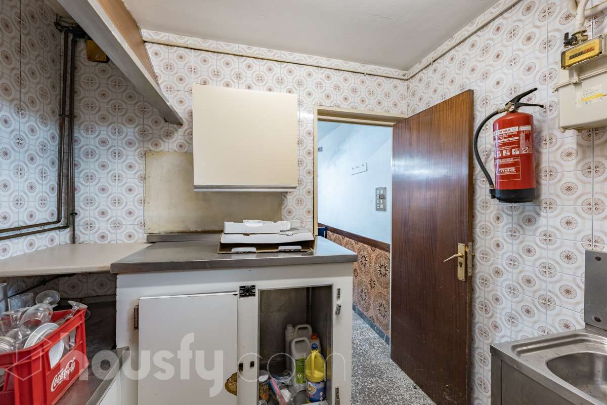 Housfy vende 🏡 amplio local ubicado en Terrassa, el cuál consta de 112m2 útiles (verificados con la Dirección General de Catastro). EL local es conocido por haber sido un bar muy reconocido y rentable en el barrio, por lo que reactivarlo es una inversión más que esperada. Construido en el año 1970. Distribución de estancias - 2 Baños - 1 sala grande - comedor. - Una cocina. - Un amplio almacén. Características específicas - Trastero Zona y entorno Respecto a la ubicación, se sitúa en Terrassa. En el barrio de Sant Pere Nord, un barrio bien conectado a autopistas que, pese a mantenerse auténtico recibe muchas visitas de las zonas industriales y comerciales circundantes, lo cuál lo hace una opción ideal para montar un proyecto de bar. Esta propiedad se encuentra cerca de transporte público, colegios, supermercados y farmacias. Aviso legal El precio de venta no incluye gastos de la compraventa como notaría, registro, impuestos, ni tampoco honorarios agencia. Esta publicación no es vinculante. Consulta siempre la nota simple con Housfy antes de formalizar la compraventa. Sobre nosotros Housfy es la plataforma integral de servicios inmobiliarios. Nuestra combinación de expertos y tecnología pone al alcance de todo el mundo servicios cómodos, claros y seguros. AICAT número: 7922. Nos encargamos de la gestión y asesoramiento de la compra. ¡Olvídate de todo! Hacemos los trámites por ti. Y, si además necesitas financiación, ponemos a tu disposición un bróker hipotecario para ayudarte a conseguir las mejores condiciones para tu perfil económico. ¿Quieres visitarla? Contacta con Housfy y agenda tu visita sin compromiso. Más información en: housfy.com En cumplimiento de la Ley 8/2026 en Cataluña, el certificado de presencia o ausencia de amianto se encuentra en proceso de tramitación.-18