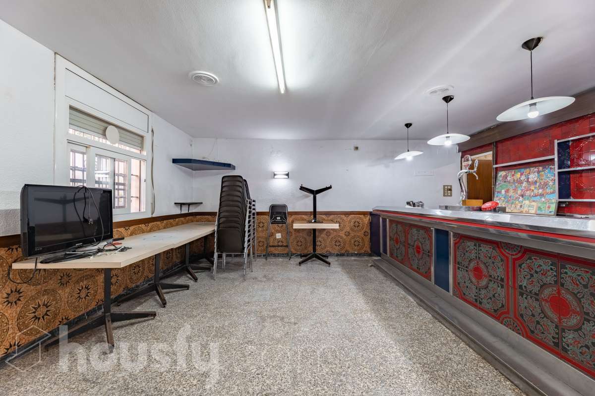 Housfy vende 🏡 amplio local ubicado en Terrassa, el cuál consta de 112m2 útiles (verificados con la Dirección General de Catastro). EL local es conocido por haber sido un bar muy reconocido y rentable en el barrio, por lo que reactivarlo es una inversión más que esperada. Construido en el año 1970. Distribución de estancias - 2 Baños - 1 sala grande - comedor. - Una cocina. - Un amplio almacén. Características específicas - Trastero Zona y entorno Respecto a la ubicación, se sitúa en Terrassa. En el barrio de Sant Pere Nord, un barrio bien conectado a autopistas que, pese a mantenerse auténtico recibe muchas visitas de las zonas industriales y comerciales circundantes, lo cuál lo hace una opción ideal para montar un proyecto de bar. Esta propiedad se encuentra cerca de transporte público, colegios, supermercados y farmacias. Aviso legal El precio de venta no incluye gastos de la compraventa como notaría, registro, impuestos, ni tampoco honorarios agencia. Esta publicación no es vinculante. Consulta siempre la nota simple con Housfy antes de formalizar la compraventa. Sobre nosotros Housfy es la plataforma integral de servicios inmobiliarios. Nuestra combinación de expertos y tecnología pone al alcance de todo el mundo servicios cómodos, claros y seguros. AICAT número: 7922. Nos encargamos de la gestión y asesoramiento de la compra. ¡Olvídate de todo! Hacemos los trámites por ti. Y, si además necesitas financiación, ponemos a tu disposición un bróker hipotecario para ayudarte a conseguir las mejores condiciones para tu perfil económico. ¿Quieres visitarla? Contacta con Housfy y agenda tu visita sin compromiso. Más información en: housfy.com En cumplimiento de la Ley 8/2026 en Cataluña, el certificado de presencia o ausencia de amianto se encuentra en proceso de tramitación.-3