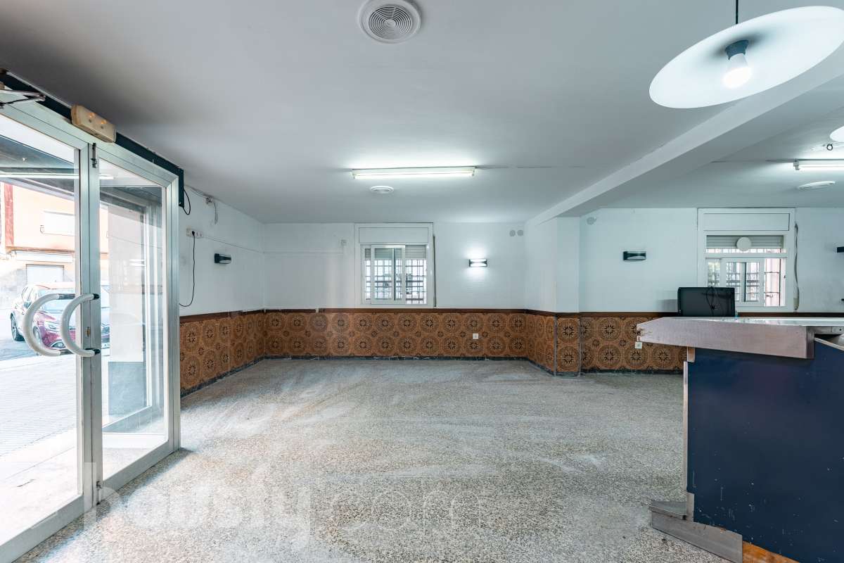 Housfy vende 🏡 amplio local ubicado en Terrassa, el cuál consta de 112m2 útiles (verificados con la Dirección General de Catastro). EL local es conocido por haber sido un bar muy reconocido y rentable en el barrio, por lo que reactivarlo es una inversión más que esperada. Construido en el año 1970. Distribución de estancias - 2 Baños - 1 sala grande - comedor. - Una cocina. - Un amplio almacén. Características específicas - Trastero Zona y entorno Respecto a la ubicación, se sitúa en Terrassa. En el barrio de Sant Pere Nord, un barrio bien conectado a autopistas que, pese a mantenerse auténtico recibe muchas visitas de las zonas industriales y comerciales circundantes, lo cuál lo hace una opción ideal para montar un proyecto de bar. Esta propiedad se encuentra cerca de transporte público, colegios, supermercados y farmacias. Aviso legal El precio de venta no incluye gastos de la compraventa como notaría, registro, impuestos, ni tampoco honorarios agencia. Esta publicación no es vinculante. Consulta siempre la nota simple con Housfy antes de formalizar la compraventa. Sobre nosotros Housfy es la plataforma integral de servicios inmobiliarios. Nuestra combinación de expertos y tecnología pone al alcance de todo el mundo servicios cómodos, claros y seguros. AICAT número: 7922. Nos encargamos de la gestión y asesoramiento de la compra. ¡Olvídate de todo! Hacemos los trámites por ti. Y, si además necesitas financiación, ponemos a tu disposición un bróker hipotecario para ayudarte a conseguir las mejores condiciones para tu perfil económico. ¿Quieres visitarla? Contacta con Housfy y agenda tu visita sin compromiso. Más información en: housfy.com En cumplimiento de la Ley 8/2026 en Cataluña, el certificado de presencia o ausencia de amianto se encuentra en proceso de tramitación.-14