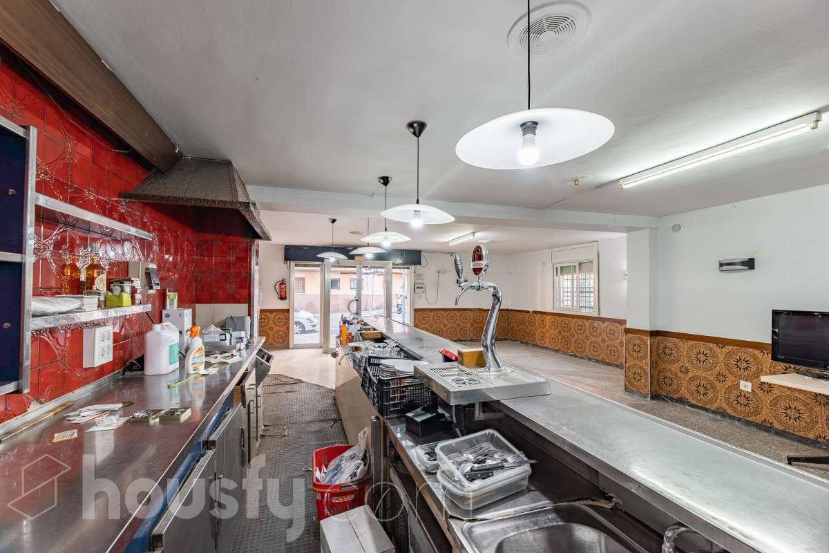 Housfy vende 🏡 amplio local ubicado en Terrassa, el cuál consta de 112m2 útiles (verificados con la Dirección General de Catastro). EL local es conocido por haber sido un bar muy reconocido y rentable en el barrio, por lo que reactivarlo es una inversión más que esperada. Construido en el año 1970. Distribución de estancias - 2 Baños - 1 sala grande - comedor. - Una cocina. - Un amplio almacén. Características específicas - Trastero Zona y entorno Respecto a la ubicación, se sitúa en Terrassa. En el barrio de Sant Pere Nord, un barrio bien conectado a autopistas que, pese a mantenerse auténtico recibe muchas visitas de las zonas industriales y comerciales circundantes, lo cuál lo hace una opción ideal para montar un proyecto de bar. Esta propiedad se encuentra cerca de transporte público, colegios, supermercados y farmacias. Aviso legal El precio de venta no incluye gastos de la compraventa como notaría, registro, impuestos, ni tampoco honorarios agencia. Esta publicación no es vinculante. Consulta siempre la nota simple con Housfy antes de formalizar la compraventa. Sobre nosotros Housfy es la plataforma integral de servicios inmobiliarios. Nuestra combinación de expertos y tecnología pone al alcance de todo el mundo servicios cómodos, claros y seguros. AICAT número: 7922. Nos encargamos de la gestión y asesoramiento de la compra. ¡Olvídate de todo! Hacemos los trámites por ti. Y, si además necesitas financiación, ponemos a tu disposición un bróker hipotecario para ayudarte a conseguir las mejores condiciones para tu perfil económico. ¿Quieres visitarla? Contacta con Housfy y agenda tu visita sin compromiso. Más información en: housfy.com En cumplimiento de la Ley 8/2026 en Cataluña, el certificado de presencia o ausencia de amianto se encuentra en proceso de tramitación.-6