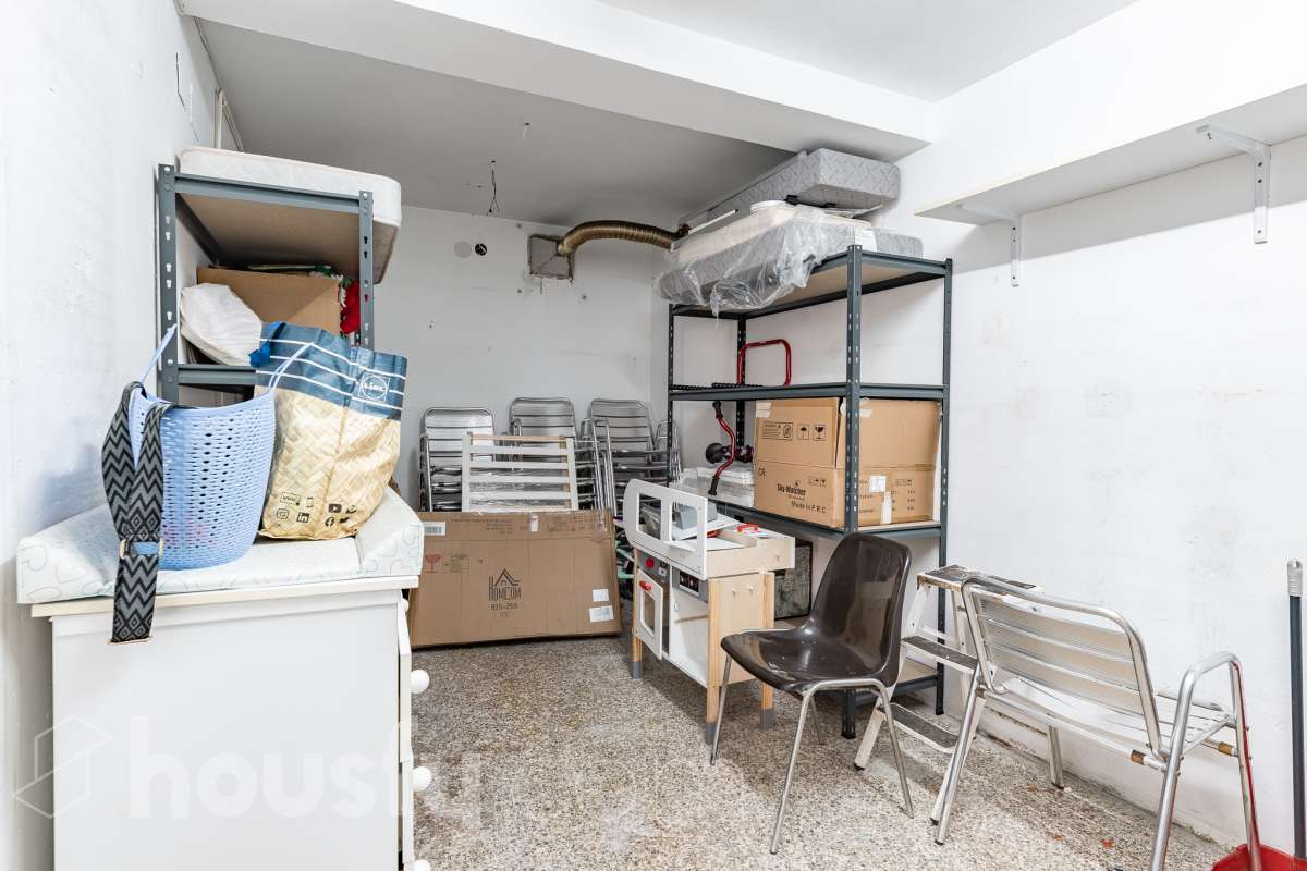 Housfy vende 🏡 amplio local ubicado en Terrassa, el cuál consta de 112m2 útiles (verificados con la Dirección General de Catastro). EL local es conocido por haber sido un bar muy reconocido y rentable en el barrio, por lo que reactivarlo es una inversión más que esperada. Construido en el año 1970. Distribución de estancias - 2 Baños - 1 sala grande - comedor. - Una cocina. - Un amplio almacén. Características específicas - Trastero Zona y entorno Respecto a la ubicación, se sitúa en Terrassa. En el barrio de Sant Pere Nord, un barrio bien conectado a autopistas que, pese a mantenerse auténtico recibe muchas visitas de las zonas industriales y comerciales circundantes, lo cuál lo hace una opción ideal para montar un proyecto de bar. Esta propiedad se encuentra cerca de transporte público, colegios, supermercados y farmacias. Aviso legal El precio de venta no incluye gastos de la compraventa como notaría, registro, impuestos, ni tampoco honorarios agencia. Esta publicación no es vinculante. Consulta siempre la nota simple con Housfy antes de formalizar la compraventa. Sobre nosotros Housfy es la plataforma integral de servicios inmobiliarios. Nuestra combinación de expertos y tecnología pone al alcance de todo el mundo servicios cómodos, claros y seguros. AICAT número: 7922. Nos encargamos de la gestión y asesoramiento de la compra. ¡Olvídate de todo! Hacemos los trámites por ti. Y, si además necesitas financiación, ponemos a tu disposición un bróker hipotecario para ayudarte a conseguir las mejores condiciones para tu perfil económico. ¿Quieres visitarla? Contacta con Housfy y agenda tu visita sin compromiso. Más información en: housfy.com En cumplimiento de la Ley 8/2026 en Cataluña, el certificado de presencia o ausencia de amianto se encuentra en proceso de tramitación.-15
