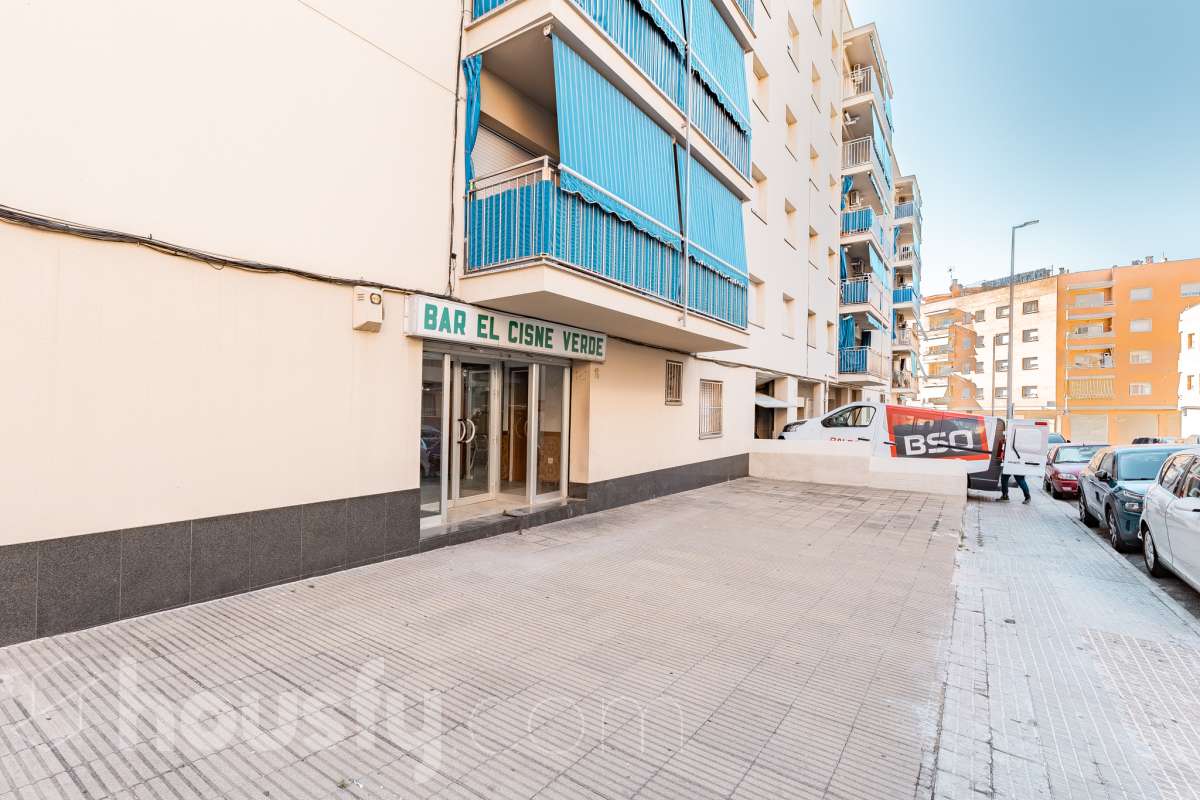 Housfy vende 🏡 amplio local ubicado en Terrassa, el cuál consta de 112m2 útiles (verificados con la Dirección General de Catastro). EL local es conocido por haber sido un bar muy reconocido y rentable en el barrio, por lo que reactivarlo es una inversión más que esperada. Construido en el año 1970. Distribución de estancias - 2 Baños - 1 sala grande - comedor. - Una cocina. - Un amplio almacén. Características específicas - Trastero Zona y entorno Respecto a la ubicación, se sitúa en Terrassa. En el barrio de Sant Pere Nord, un barrio bien conectado a autopistas que, pese a mantenerse auténtico recibe muchas visitas de las zonas industriales y comerciales circundantes, lo cuál lo hace una opción ideal para montar un proyecto de bar. Esta propiedad se encuentra cerca de transporte público, colegios, supermercados y farmacias. Aviso legal El precio de venta no incluye gastos de la compraventa como notaría, registro, impuestos, ni tampoco honorarios agencia. Esta publicación no es vinculante. Consulta siempre la nota simple con Housfy antes de formalizar la compraventa. Sobre nosotros Housfy es la plataforma integral de servicios inmobiliarios. Nuestra combinación de expertos y tecnología pone al alcance de todo el mundo servicios cómodos, claros y seguros. AICAT número: 7922. Nos encargamos de la gestión y asesoramiento de la compra. ¡Olvídate de todo! Hacemos los trámites por ti. Y, si además necesitas financiación, ponemos a tu disposición un bróker hipotecario para ayudarte a conseguir las mejores condiciones para tu perfil económico. ¿Quieres visitarla? Contacta con Housfy y agenda tu visita sin compromiso. Más información en: housfy.com En cumplimiento de la Ley 8/2026 en Cataluña, el certificado de presencia o ausencia de amianto se encuentra en proceso de tramitación.-28