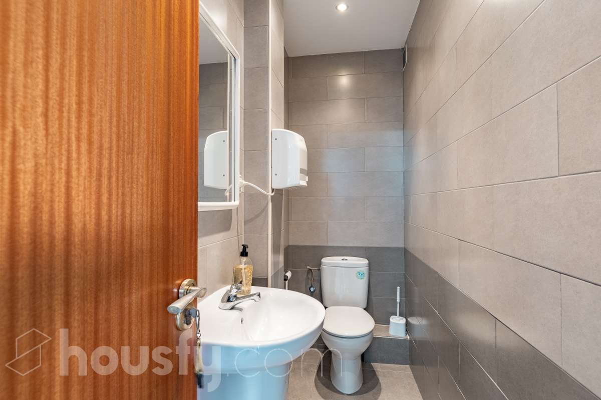 Housfy vende 🏡 amplio local ubicado en Terrassa, el cuál consta de 112m2 útiles (verificados con la Dirección General de Catastro). EL local es conocido por haber sido un bar muy reconocido y rentable en el barrio, por lo que reactivarlo es una inversión más que esperada. Construido en el año 1970. Distribución de estancias - 2 Baños - 1 sala grande - comedor. - Una cocina. - Un amplio almacén. Características específicas - Trastero Zona y entorno Respecto a la ubicación, se sitúa en Terrassa. En el barrio de Sant Pere Nord, un barrio bien conectado a autopistas que, pese a mantenerse auténtico recibe muchas visitas de las zonas industriales y comerciales circundantes, lo cuál lo hace una opción ideal para montar un proyecto de bar. Esta propiedad se encuentra cerca de transporte público, colegios, supermercados y farmacias. Aviso legal El precio de venta no incluye gastos de la compraventa como notaría, registro, impuestos, ni tampoco honorarios agencia. Esta publicación no es vinculante. Consulta siempre la nota simple con Housfy antes de formalizar la compraventa. Sobre nosotros Housfy es la plataforma integral de servicios inmobiliarios. Nuestra combinación de expertos y tecnología pone al alcance de todo el mundo servicios cómodos, claros y seguros. AICAT número: 7922. Nos encargamos de la gestión y asesoramiento de la compra. ¡Olvídate de todo! Hacemos los trámites por ti. Y, si además necesitas financiación, ponemos a tu disposición un bróker hipotecario para ayudarte a conseguir las mejores condiciones para tu perfil económico. ¿Quieres visitarla? Contacta con Housfy y agenda tu visita sin compromiso. Más información en: housfy.com En cumplimiento de la Ley 8/2026 en Cataluña, el certificado de presencia o ausencia de amianto se encuentra en proceso de tramitación.-24