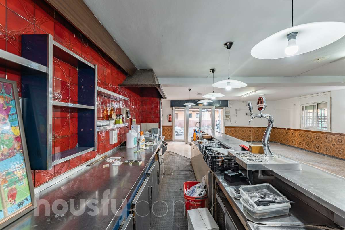 Housfy vende 🏡 amplio local ubicado en Terrassa, el cuál consta de 112m2 útiles (verificados con la Dirección General de Catastro). EL local es conocido por haber sido un bar muy reconocido y rentable en el barrio, por lo que reactivarlo es una inversión más que esperada. Construido en el año 1970. Distribución de estancias - 2 Baños - 1 sala grande - comedor. - Una cocina. - Un amplio almacén. Características específicas - Trastero Zona y entorno Respecto a la ubicación, se sitúa en Terrassa. En el barrio de Sant Pere Nord, un barrio bien conectado a autopistas que, pese a mantenerse auténtico recibe muchas visitas de las zonas industriales y comerciales circundantes, lo cuál lo hace una opción ideal para montar un proyecto de bar. Esta propiedad se encuentra cerca de transporte público, colegios, supermercados y farmacias. Aviso legal El precio de venta no incluye gastos de la compraventa como notaría, registro, impuestos, ni tampoco honorarios agencia. Esta publicación no es vinculante. Consulta siempre la nota simple con Housfy antes de formalizar la compraventa. Sobre nosotros Housfy es la plataforma integral de servicios inmobiliarios. Nuestra combinación de expertos y tecnología pone al alcance de todo el mundo servicios cómodos, claros y seguros. AICAT número: 7922. Nos encargamos de la gestión y asesoramiento de la compra. ¡Olvídate de todo! Hacemos los trámites por ti. Y, si además necesitas financiación, ponemos a tu disposición un bróker hipotecario para ayudarte a conseguir las mejores condiciones para tu perfil económico. ¿Quieres visitarla? Contacta con Housfy y agenda tu visita sin compromiso. Más información en: housfy.com En cumplimiento de la Ley 8/2026 en Cataluña, el certificado de presencia o ausencia de amianto se encuentra en proceso de tramitación.-11