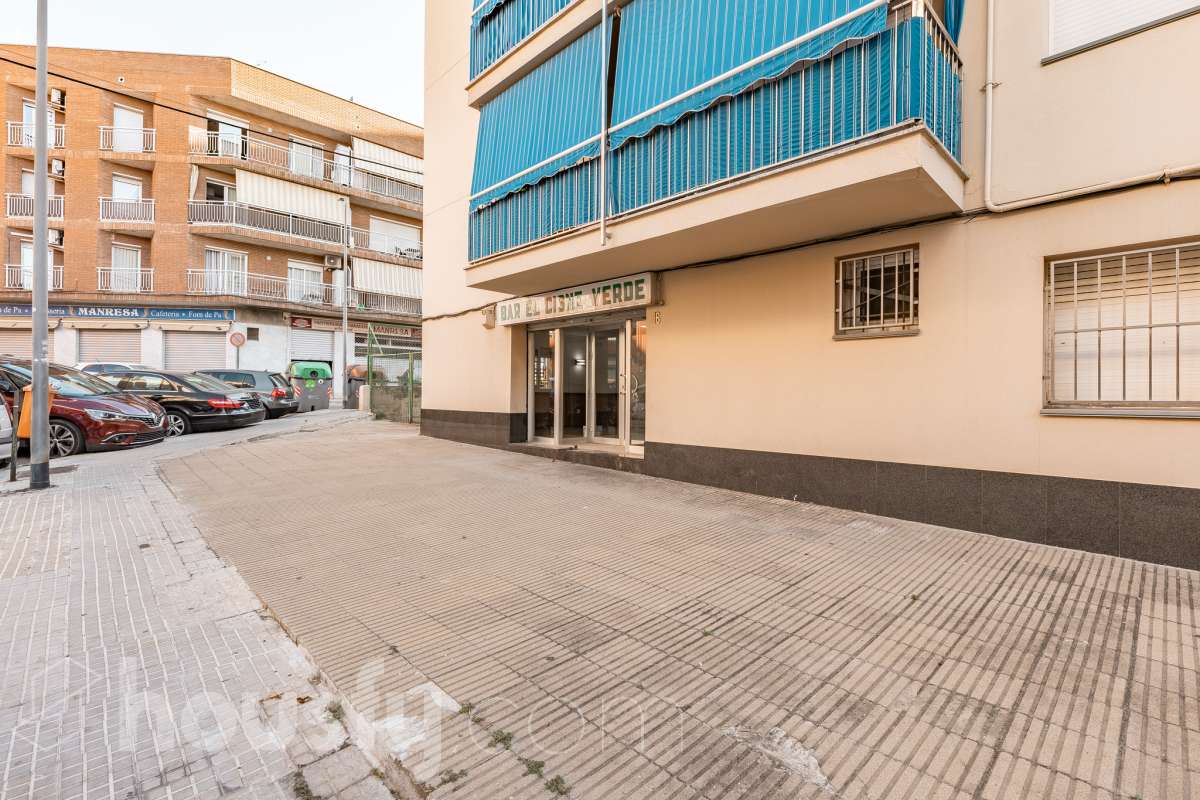 Housfy vende 🏡 amplio local ubicado en Terrassa, el cuál consta de 112m2 útiles (verificados con la Dirección General de Catastro). EL local es conocido por haber sido un bar muy reconocido y rentable en el barrio, por lo que reactivarlo es una inversión más que esperada. Construido en el año 1970. Distribución de estancias - 2 Baños - 1 sala grande - comedor. - Una cocina. - Un amplio almacén. Características específicas - Trastero Zona y entorno Respecto a la ubicación, se sitúa en Terrassa. En el barrio de Sant Pere Nord, un barrio bien conectado a autopistas que, pese a mantenerse auténtico recibe muchas visitas de las zonas industriales y comerciales circundantes, lo cuál lo hace una opción ideal para montar un proyecto de bar. Esta propiedad se encuentra cerca de transporte público, colegios, supermercados y farmacias. Aviso legal El precio de venta no incluye gastos de la compraventa como notaría, registro, impuestos, ni tampoco honorarios agencia. Esta publicación no es vinculante. Consulta siempre la nota simple con Housfy antes de formalizar la compraventa. Sobre nosotros Housfy es la plataforma integral de servicios inmobiliarios. Nuestra combinación de expertos y tecnología pone al alcance de todo el mundo servicios cómodos, claros y seguros. AICAT número: 7922. Nos encargamos de la gestión y asesoramiento de la compra. ¡Olvídate de todo! Hacemos los trámites por ti. Y, si además necesitas financiación, ponemos a tu disposición un bróker hipotecario para ayudarte a conseguir las mejores condiciones para tu perfil económico. ¿Quieres visitarla? Contacta con Housfy y agenda tu visita sin compromiso. Más información en: housfy.com En cumplimiento de la Ley 8/2026 en Cataluña, el certificado de presencia o ausencia de amianto se encuentra en proceso de tramitación.-29