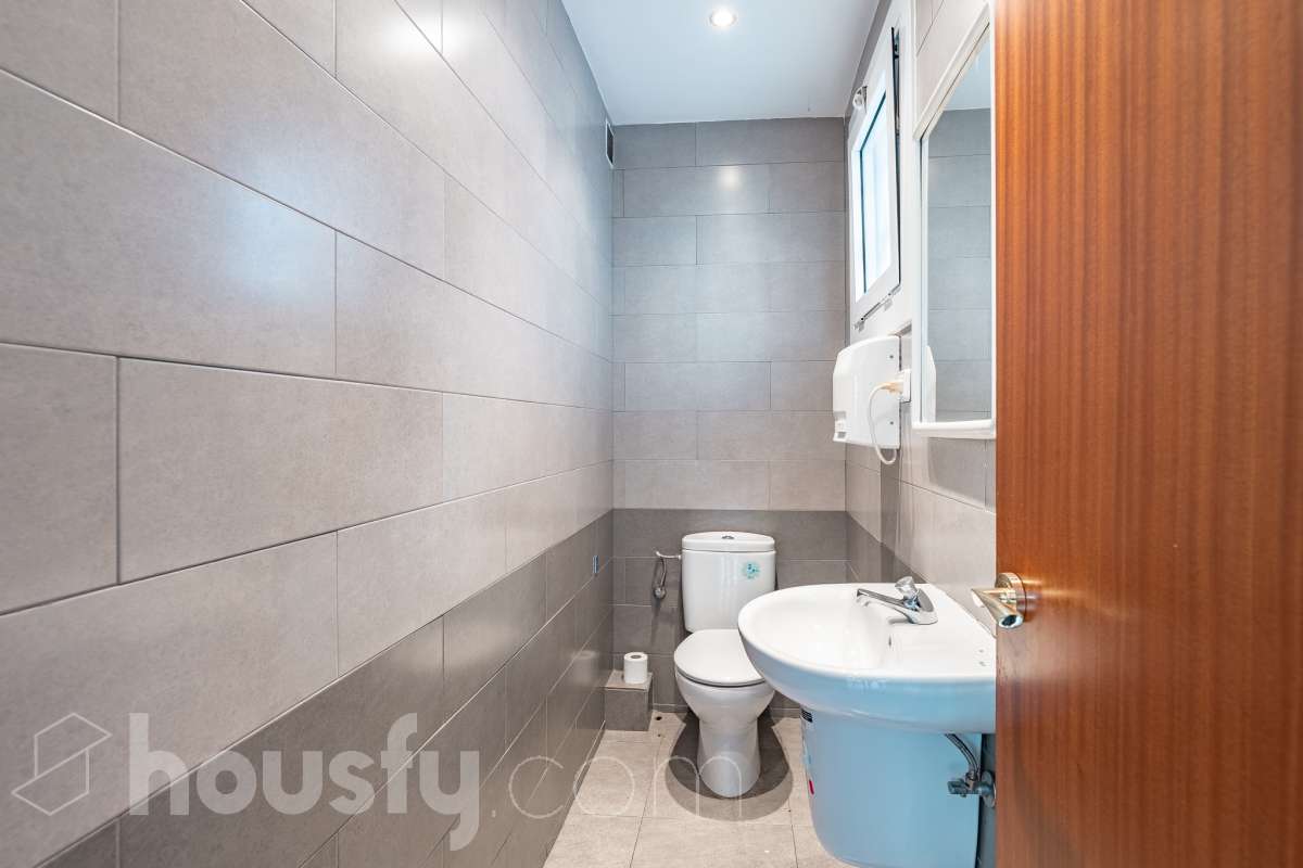 Housfy vende 🏡 amplio local ubicado en Terrassa, el cuál consta de 112m2 útiles (verificados con la Dirección General de Catastro). EL local es conocido por haber sido un bar muy reconocido y rentable en el barrio, por lo que reactivarlo es una inversión más que esperada. Construido en el año 1970. Distribución de estancias - 2 Baños - 1 sala grande - comedor. - Una cocina. - Un amplio almacén. Características específicas - Trastero Zona y entorno Respecto a la ubicación, se sitúa en Terrassa. En el barrio de Sant Pere Nord, un barrio bien conectado a autopistas que, pese a mantenerse auténtico recibe muchas visitas de las zonas industriales y comerciales circundantes, lo cuál lo hace una opción ideal para montar un proyecto de bar. Esta propiedad se encuentra cerca de transporte público, colegios, supermercados y farmacias. Aviso legal El precio de venta no incluye gastos de la compraventa como notaría, registro, impuestos, ni tampoco honorarios agencia. Esta publicación no es vinculante. Consulta siempre la nota simple con Housfy antes de formalizar la compraventa. Sobre nosotros Housfy es la plataforma integral de servicios inmobiliarios. Nuestra combinación de expertos y tecnología pone al alcance de todo el mundo servicios cómodos, claros y seguros. AICAT número: 7922. Nos encargamos de la gestión y asesoramiento de la compra. ¡Olvídate de todo! Hacemos los trámites por ti. Y, si además necesitas financiación, ponemos a tu disposición un bróker hipotecario para ayudarte a conseguir las mejores condiciones para tu perfil económico. ¿Quieres visitarla? Contacta con Housfy y agenda tu visita sin compromiso. Más información en: housfy.com En cumplimiento de la Ley 8/2026 en Cataluña, el certificado de presencia o ausencia de amianto se encuentra en proceso de tramitación.-23