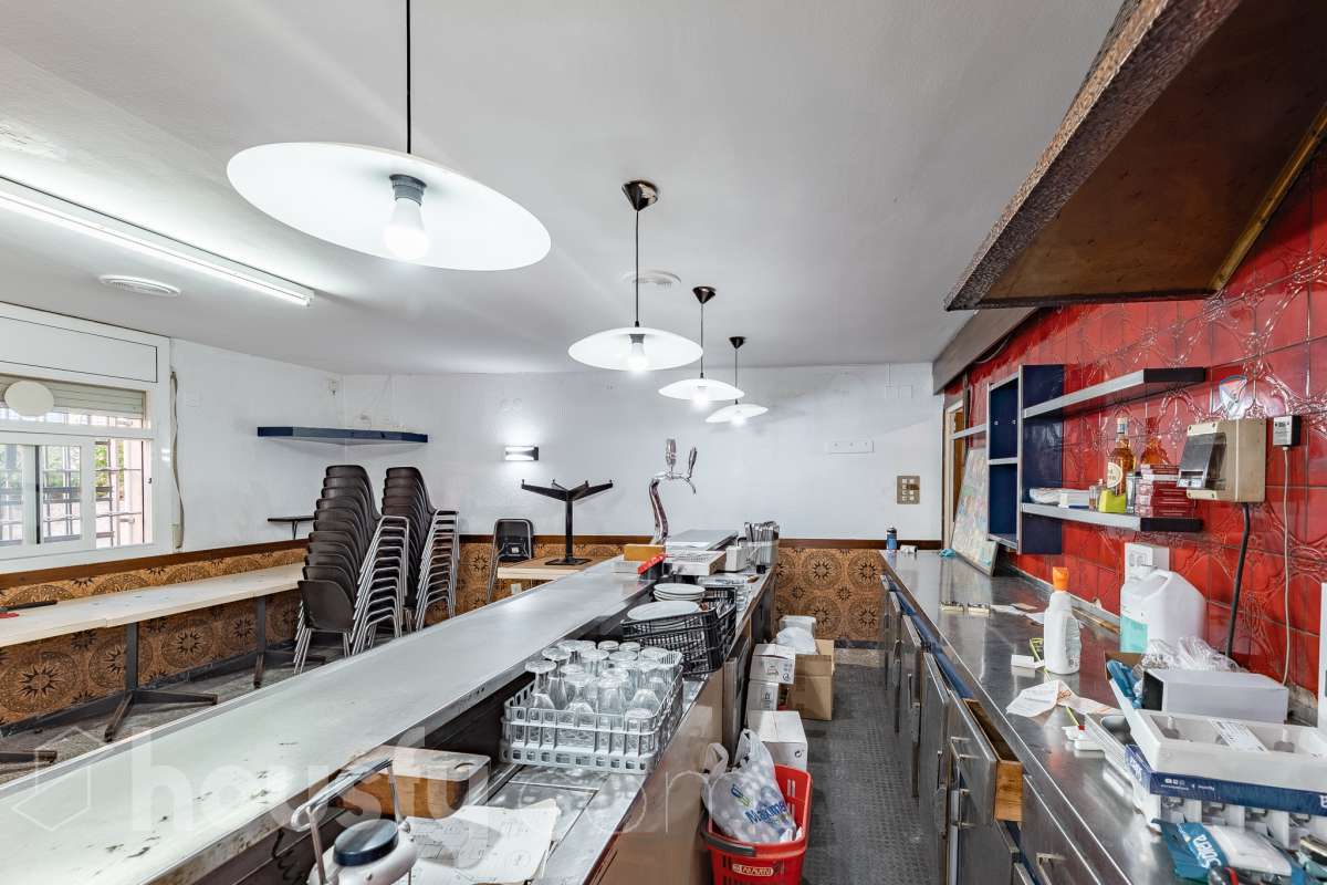 Housfy vende 🏡 amplio local ubicado en Terrassa, el cuál consta de 112m2 útiles (verificados con la Dirección General de Catastro). EL local es conocido por haber sido un bar muy reconocido y rentable en el barrio, por lo que reactivarlo es una inversión más que esperada. Construido en el año 1970. Distribución de estancias - 2 Baños - 1 sala grande - comedor. - Una cocina. - Un amplio almacén. Características específicas - Trastero Zona y entorno Respecto a la ubicación, se sitúa en Terrassa. En el barrio de Sant Pere Nord, un barrio bien conectado a autopistas que, pese a mantenerse auténtico recibe muchas visitas de las zonas industriales y comerciales circundantes, lo cuál lo hace una opción ideal para montar un proyecto de bar. Esta propiedad se encuentra cerca de transporte público, colegios, supermercados y farmacias. Aviso legal El precio de venta no incluye gastos de la compraventa como notaría, registro, impuestos, ni tampoco honorarios agencia. Esta publicación no es vinculante. Consulta siempre la nota simple con Housfy antes de formalizar la compraventa. Sobre nosotros Housfy es la plataforma integral de servicios inmobiliarios. Nuestra combinación de expertos y tecnología pone al alcance de todo el mundo servicios cómodos, claros y seguros. AICAT número: 7922. Nos encargamos de la gestión y asesoramiento de la compra. ¡Olvídate de todo! Hacemos los trámites por ti. Y, si además necesitas financiación, ponemos a tu disposición un bróker hipotecario para ayudarte a conseguir las mejores condiciones para tu perfil económico. ¿Quieres visitarla? Contacta con Housfy y agenda tu visita sin compromiso. Más información en: housfy.com En cumplimiento de la Ley 8/2026 en Cataluña, el certificado de presencia o ausencia de amianto se encuentra en proceso de tramitación.-5
