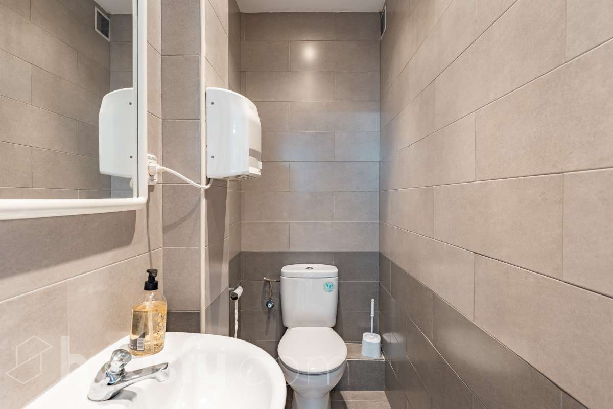 Housfy vende 🏡 amplio local ubicado en Terrassa, el cuál consta de 112m2 útiles (verificados con la Dirección General de Catastro). EL local es conocido por haber sido un bar muy reconocido y rentable en el barrio, por lo que reactivarlo es una inversión más que esperada. Construido en el año 1970. Distribución de estancias - 2 Baños - 1 sala grande - comedor. - Una cocina. - Un amplio almacén. Características específicas - Trastero Zona y entorno Respecto a la ubicación, se sitúa en Terrassa. En el barrio de Sant Pere Nord, un barrio bien conectado a autopistas que, pese a mantenerse auténtico recibe muchas visitas de las zonas industriales y comerciales circundantes, lo cuál lo hace una opción ideal para montar un proyecto de bar. Esta propiedad se encuentra cerca de transporte público, colegios, supermercados y farmacias. Aviso legal El precio de venta no incluye gastos de la compraventa como notaría, registro, impuestos, ni tampoco honorarios agencia. Esta publicación no es vinculante. Consulta siempre la nota simple con Housfy antes de formalizar la compraventa. Sobre nosotros Housfy es la plataforma integral de servicios inmobiliarios. Nuestra combinación de expertos y tecnología pone al alcance de todo el mundo servicios cómodos, claros y seguros. AICAT número: 7922. Nos encargamos de la gestión y asesoramiento de la compra. ¡Olvídate de todo! Hacemos los trámites por ti. Y, si además necesitas financiación, ponemos a tu disposición un bróker hipotecario para ayudarte a conseguir las mejores condiciones para tu perfil económico. ¿Quieres visitarla? Contacta con Housfy y agenda tu visita sin compromiso. Más información en: housfy.com En cumplimiento de la Ley 8/2026 en Cataluña, el certificado de presencia o ausencia de amianto se encuentra en proceso de tramitación.-25