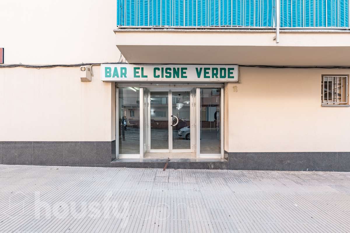 Housfy vende 🏡 amplio local ubicado en Terrassa, el cuál consta de 112m2 útiles (verificados con la Dirección General de Catastro). EL local es conocido por haber sido un bar muy reconocido y rentable en el barrio, por lo que reactivarlo es una inversión más que esperada. Construido en el año 1970. Distribución de estancias - 2 Baños - 1 sala grande - comedor. - Una cocina. - Un amplio almacén. Características específicas - Trastero Zona y entorno Respecto a la ubicación, se sitúa en Terrassa. En el barrio de Sant Pere Nord, un barrio bien conectado a autopistas que, pese a mantenerse auténtico recibe muchas visitas de las zonas industriales y comerciales circundantes, lo cuál lo hace una opción ideal para montar un proyecto de bar. Esta propiedad se encuentra cerca de transporte público, colegios, supermercados y farmacias. Aviso legal El precio de venta no incluye gastos de la compraventa como notaría, registro, impuestos, ni tampoco honorarios agencia. Esta publicación no es vinculante. Consulta siempre la nota simple con Housfy antes de formalizar la compraventa. Sobre nosotros Housfy es la plataforma integral de servicios inmobiliarios. Nuestra combinación de expertos y tecnología pone al alcance de todo el mundo servicios cómodos, claros y seguros. AICAT número: 7922. Nos encargamos de la gestión y asesoramiento de la compra. ¡Olvídate de todo! Hacemos los trámites por ti. Y, si además necesitas financiación, ponemos a tu disposición un bróker hipotecario para ayudarte a conseguir las mejores condiciones para tu perfil económico. ¿Quieres visitarla? Contacta con Housfy y agenda tu visita sin compromiso. Más información en: housfy.com En cumplimiento de la Ley 8/2026 en Cataluña, el certificado de presencia o ausencia de amianto se encuentra en proceso de tramitación.-2