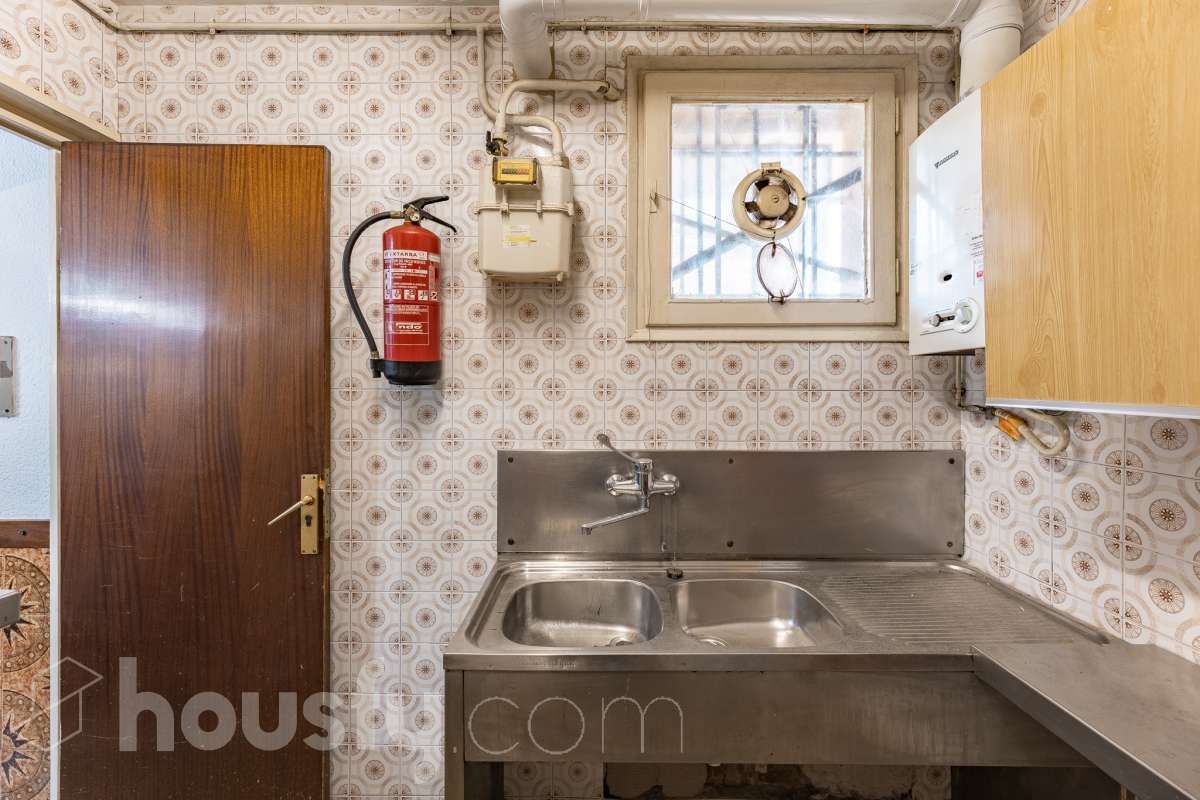 Housfy vende 🏡 amplio local ubicado en Terrassa, el cuál consta de 112m2 útiles (verificados con la Dirección General de Catastro). EL local es conocido por haber sido un bar muy reconocido y rentable en el barrio, por lo que reactivarlo es una inversión más que esperada. Construido en el año 1970. Distribución de estancias - 2 Baños - 1 sala grande - comedor. - Una cocina. - Un amplio almacén. Características específicas - Trastero Zona y entorno Respecto a la ubicación, se sitúa en Terrassa. En el barrio de Sant Pere Nord, un barrio bien conectado a autopistas que, pese a mantenerse auténtico recibe muchas visitas de las zonas industriales y comerciales circundantes, lo cuál lo hace una opción ideal para montar un proyecto de bar. Esta propiedad se encuentra cerca de transporte público, colegios, supermercados y farmacias. Aviso legal El precio de venta no incluye gastos de la compraventa como notaría, registro, impuestos, ni tampoco honorarios agencia. Esta publicación no es vinculante. Consulta siempre la nota simple con Housfy antes de formalizar la compraventa. Sobre nosotros Housfy es la plataforma integral de servicios inmobiliarios. Nuestra combinación de expertos y tecnología pone al alcance de todo el mundo servicios cómodos, claros y seguros. AICAT número: 7922. Nos encargamos de la gestión y asesoramiento de la compra. ¡Olvídate de todo! Hacemos los trámites por ti. Y, si además necesitas financiación, ponemos a tu disposición un bróker hipotecario para ayudarte a conseguir las mejores condiciones para tu perfil económico. ¿Quieres visitarla? Contacta con Housfy y agenda tu visita sin compromiso. Más información en: housfy.com En cumplimiento de la Ley 8/2026 en Cataluña, el certificado de presencia o ausencia de amianto se encuentra en proceso de tramitación.-21
