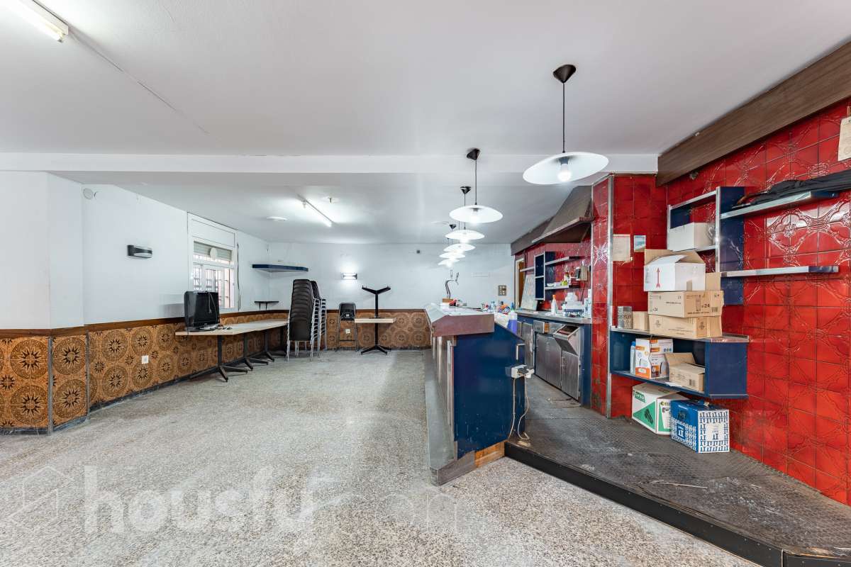 Housfy vende 🏡 amplio local ubicado en Terrassa, el cuál consta de 112m2 útiles (verificados con la Dirección General de Catastro). EL local es conocido por haber sido un bar muy reconocido y rentable en el barrio, por lo que reactivarlo es una inversión más que esperada. Construido en el año 1970. Distribución de estancias - 2 Baños - 1 sala grande - comedor. - Una cocina. - Un amplio almacén. Características específicas - Trastero Zona y entorno Respecto a la ubicación, se sitúa en Terrassa. En el barrio de Sant Pere Nord, un barrio bien conectado a autopistas que, pese a mantenerse auténtico recibe muchas visitas de las zonas industriales y comerciales circundantes, lo cuál lo hace una opción ideal para montar un proyecto de bar. Esta propiedad se encuentra cerca de transporte público, colegios, supermercados y farmacias. Aviso legal El precio de venta no incluye gastos de la compraventa como notaría, registro, impuestos, ni tampoco honorarios agencia. Esta publicación no es vinculante. Consulta siempre la nota simple con Housfy antes de formalizar la compraventa. Sobre nosotros Housfy es la plataforma integral de servicios inmobiliarios. Nuestra combinación de expertos y tecnología pone al alcance de todo el mundo servicios cómodos, claros y seguros. AICAT número: 7922. Nos encargamos de la gestión y asesoramiento de la compra. ¡Olvídate de todo! Hacemos los trámites por ti. Y, si además necesitas financiación, ponemos a tu disposición un bróker hipotecario para ayudarte a conseguir las mejores condiciones para tu perfil económico. ¿Quieres visitarla? Contacta con Housfy y agenda tu visita sin compromiso. Más información en: housfy.com En cumplimiento de la Ley 8/2026 en Cataluña, el certificado de presencia o ausencia de amianto se encuentra en proceso de tramitación.-10