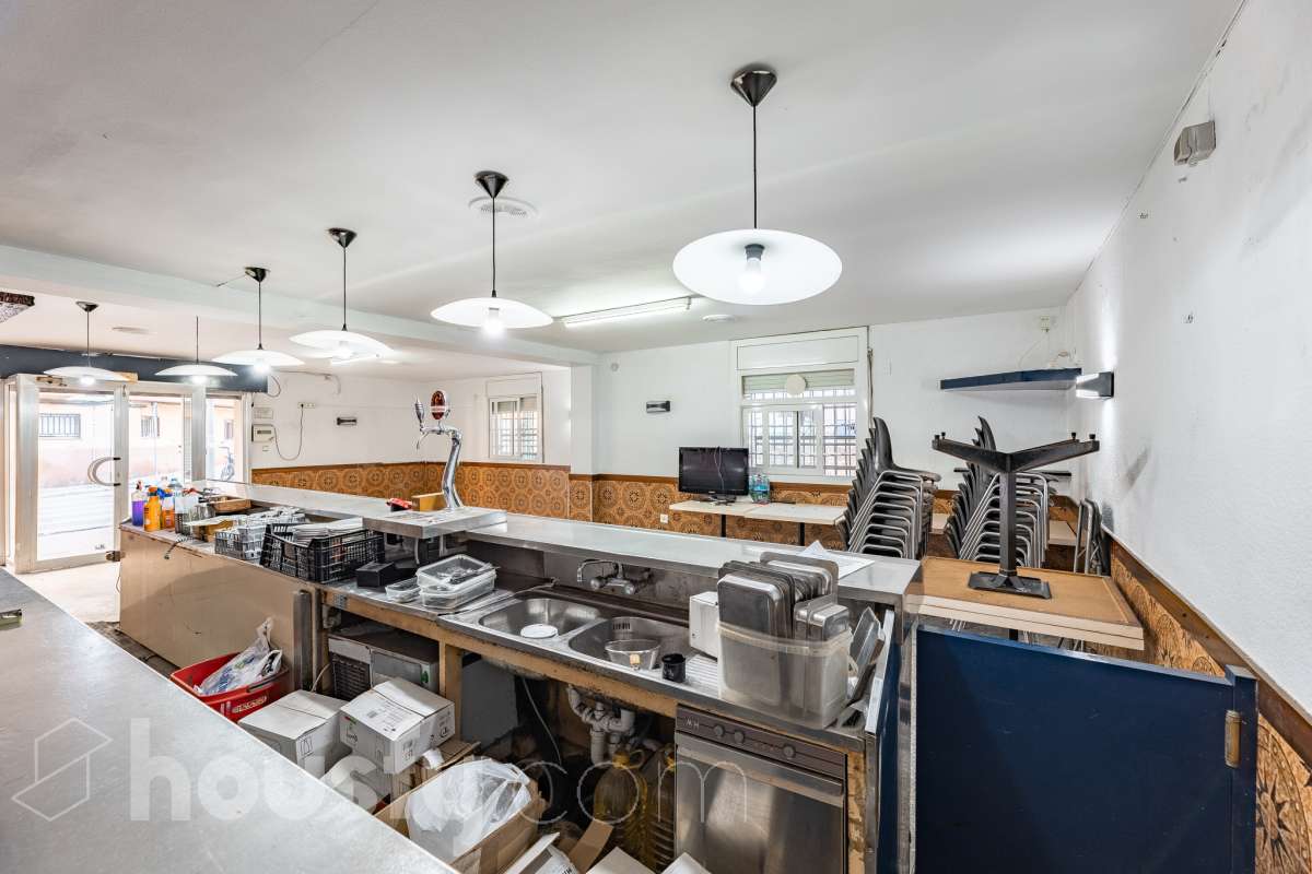 Housfy vende 🏡 amplio local ubicado en Terrassa, el cuál consta de 112m2 útiles (verificados con la Dirección General de Catastro). EL local es conocido por haber sido un bar muy reconocido y rentable en el barrio, por lo que reactivarlo es una inversión más que esperada. Construido en el año 1970. Distribución de estancias - 2 Baños - 1 sala grande - comedor. - Una cocina. - Un amplio almacén. Características específicas - Trastero Zona y entorno Respecto a la ubicación, se sitúa en Terrassa. En el barrio de Sant Pere Nord, un barrio bien conectado a autopistas que, pese a mantenerse auténtico recibe muchas visitas de las zonas industriales y comerciales circundantes, lo cuál lo hace una opción ideal para montar un proyecto de bar. Esta propiedad se encuentra cerca de transporte público, colegios, supermercados y farmacias. Aviso legal El precio de venta no incluye gastos de la compraventa como notaría, registro, impuestos, ni tampoco honorarios agencia. Esta publicación no es vinculante. Consulta siempre la nota simple con Housfy antes de formalizar la compraventa. Sobre nosotros Housfy es la plataforma integral de servicios inmobiliarios. Nuestra combinación de expertos y tecnología pone al alcance de todo el mundo servicios cómodos, claros y seguros. AICAT número: 7922. Nos encargamos de la gestión y asesoramiento de la compra. ¡Olvídate de todo! Hacemos los trámites por ti. Y, si además necesitas financiación, ponemos a tu disposición un bróker hipotecario para ayudarte a conseguir las mejores condiciones para tu perfil económico. ¿Quieres visitarla? Contacta con Housfy y agenda tu visita sin compromiso. Más información en: housfy.com En cumplimiento de la Ley 8/2026 en Cataluña, el certificado de presencia o ausencia de amianto se encuentra en proceso de tramitación.-12