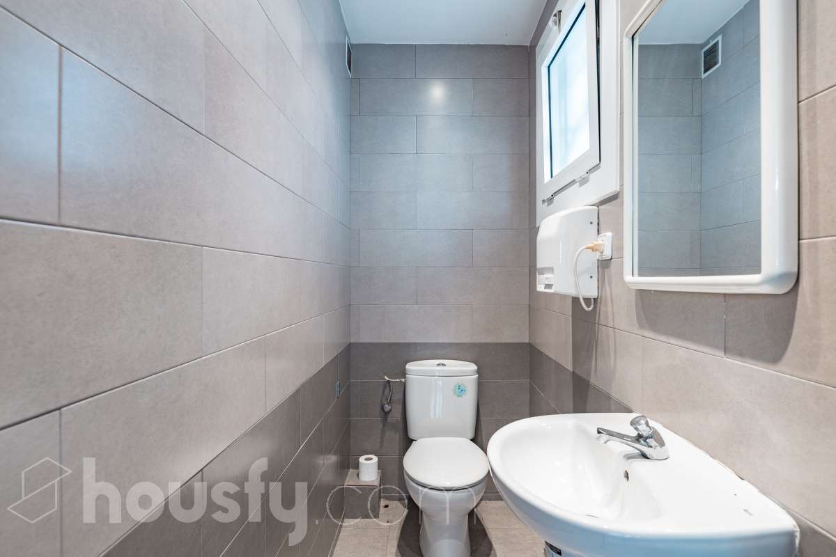 Housfy vende 🏡 amplio local ubicado en Terrassa, el cuál consta de 112m2 útiles (verificados con la Dirección General de Catastro). EL local es conocido por haber sido un bar muy reconocido y rentable en el barrio, por lo que reactivarlo es una inversión más que esperada. Construido en el año 1970. Distribución de estancias - 2 Baños - 1 sala grande - comedor. - Una cocina. - Un amplio almacén. Características específicas - Trastero Zona y entorno Respecto a la ubicación, se sitúa en Terrassa. En el barrio de Sant Pere Nord, un barrio bien conectado a autopistas que, pese a mantenerse auténtico recibe muchas visitas de las zonas industriales y comerciales circundantes, lo cuál lo hace una opción ideal para montar un proyecto de bar. Esta propiedad se encuentra cerca de transporte público, colegios, supermercados y farmacias. Aviso legal El precio de venta no incluye gastos de la compraventa como notaría, registro, impuestos, ni tampoco honorarios agencia. Esta publicación no es vinculante. Consulta siempre la nota simple con Housfy antes de formalizar la compraventa. Sobre nosotros Housfy es la plataforma integral de servicios inmobiliarios. Nuestra combinación de expertos y tecnología pone al alcance de todo el mundo servicios cómodos, claros y seguros. AICAT número: 7922. Nos encargamos de la gestión y asesoramiento de la compra. ¡Olvídate de todo! Hacemos los trámites por ti. Y, si además necesitas financiación, ponemos a tu disposición un bróker hipotecario para ayudarte a conseguir las mejores condiciones para tu perfil económico. ¿Quieres visitarla? Contacta con Housfy y agenda tu visita sin compromiso. Más información en: housfy.com En cumplimiento de la Ley 8/2026 en Cataluña, el certificado de presencia o ausencia de amianto se encuentra en proceso de tramitación.-26