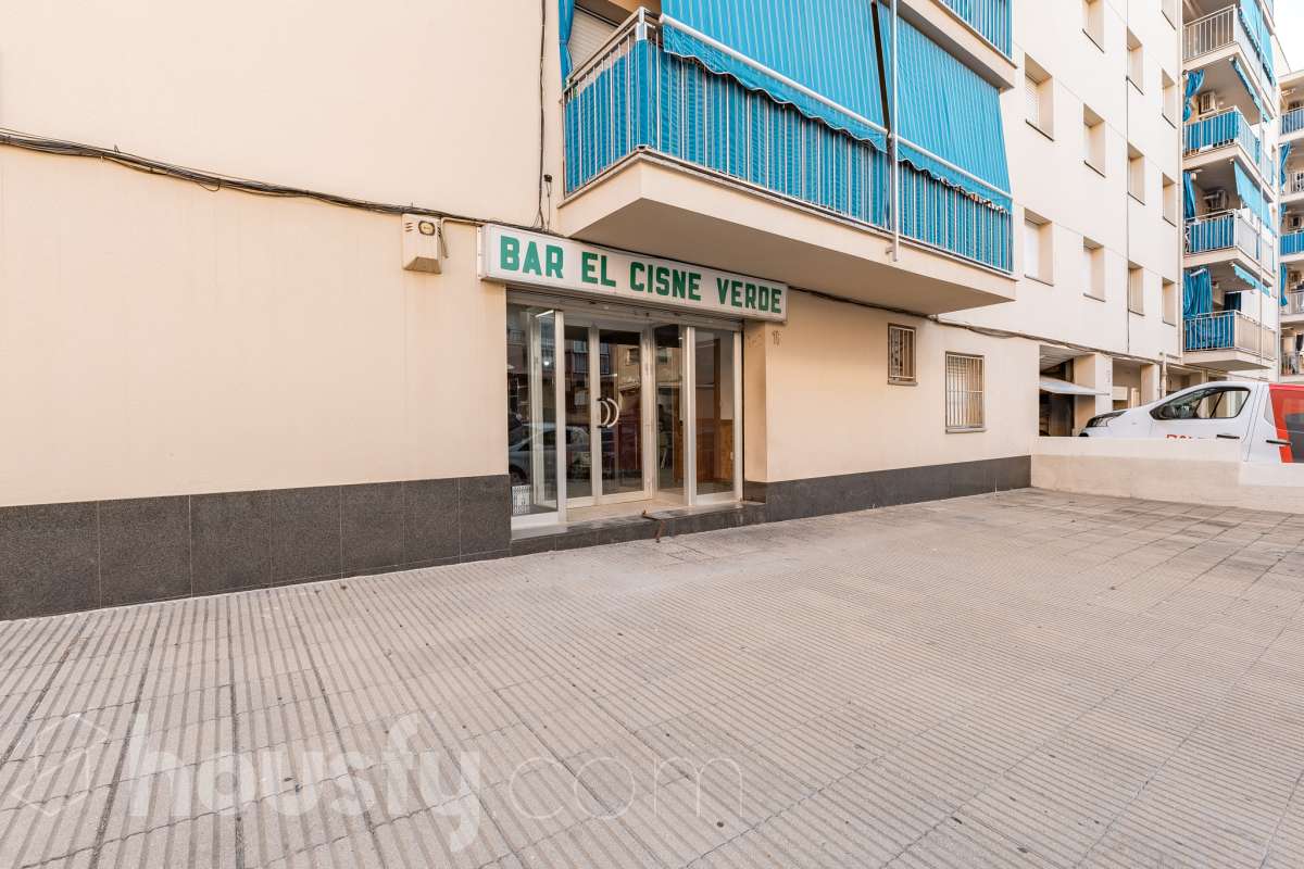 Housfy vende 🏡 amplio local ubicado en Terrassa, el cuál consta de 112m2 útiles (verificados con la Dirección General de Catastro). EL local es conocido por haber sido un bar muy reconocido y rentable en el barrio, por lo que reactivarlo es una inversión más que esperada. Construido en el año 1970. Distribución de estancias - 2 Baños - 1 sala grande - comedor. - Una cocina. - Un amplio almacén. Características específicas - Trastero Zona y entorno Respecto a la ubicación, se sitúa en Terrassa. En el barrio de Sant Pere Nord, un barrio bien conectado a autopistas que, pese a mantenerse auténtico recibe muchas visitas de las zonas industriales y comerciales circundantes, lo cuál lo hace una opción ideal para montar un proyecto de bar. Esta propiedad se encuentra cerca de transporte público, colegios, supermercados y farmacias. Aviso legal El precio de venta no incluye gastos de la compraventa como notaría, registro, impuestos, ni tampoco honorarios agencia. Esta publicación no es vinculante. Consulta siempre la nota simple con Housfy antes de formalizar la compraventa. Sobre nosotros Housfy es la plataforma integral de servicios inmobiliarios. Nuestra combinación de expertos y tecnología pone al alcance de todo el mundo servicios cómodos, claros y seguros. AICAT número: 7922. Nos encargamos de la gestión y asesoramiento de la compra. ¡Olvídate de todo! Hacemos los trámites por ti. Y, si además necesitas financiación, ponemos a tu disposición un bróker hipotecario para ayudarte a conseguir las mejores condiciones para tu perfil económico. ¿Quieres visitarla? Contacta con Housfy y agenda tu visita sin compromiso. Más información en: housfy.com En cumplimiento de la Ley 8/2026 en Cataluña, el certificado de presencia o ausencia de amianto se encuentra en proceso de tramitación.-27