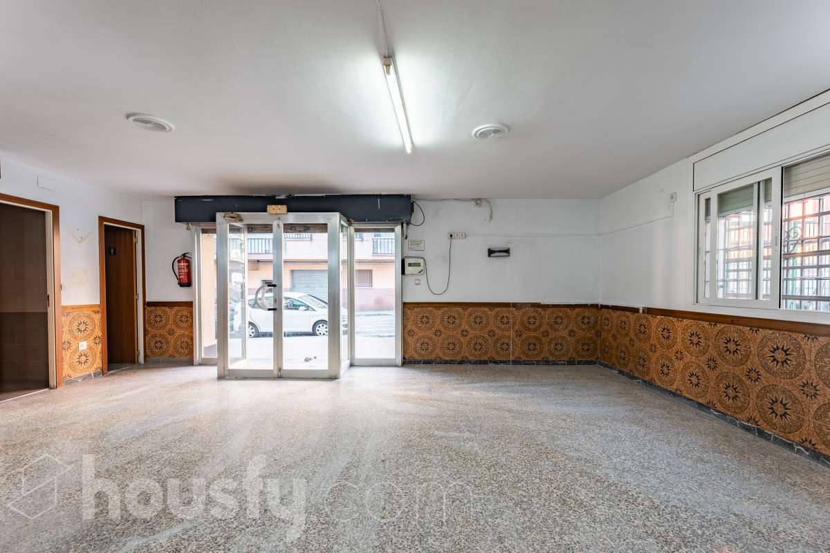 Housfy vende 🏡 amplio local ubicado en Terrassa, el cuál consta de 112m2 útiles (verificados con la Dirección General de Catastro). EL local es conocido por haber sido un bar muy reconocido y rentable en el barrio, por lo que reactivarlo es una inversión más que esperada. Construido en el año 1970. Distribución de estancias - 2 Baños - 1 sala grande - comedor. - Una cocina. - Un amplio almacén. Características específicas - Trastero Zona y entorno Respecto a la ubicación, se sitúa en Terrassa. En el barrio de Sant Pere Nord, un barrio bien conectado a autopistas que, pese a mantenerse auténtico recibe muchas visitas de las zonas industriales y comerciales circundantes, lo cuál lo hace una opción ideal para montar un proyecto de bar. Esta propiedad se encuentra cerca de transporte público, colegios, supermercados y farmacias. Aviso legal El precio de venta no incluye gastos de la compraventa como notaría, registro, impuestos, ni tampoco honorarios agencia. Esta publicación no es vinculante. Consulta siempre la nota simple con Housfy antes de formalizar la compraventa. Sobre nosotros Housfy es la plataforma integral de servicios inmobiliarios. Nuestra combinación de expertos y tecnología pone al alcance de todo el mundo servicios cómodos, claros y seguros. AICAT número: 7922. Nos encargamos de la gestión y asesoramiento de la compra. ¡Olvídate de todo! Hacemos los trámites por ti. Y, si además necesitas financiación, ponemos a tu disposición un bróker hipotecario para ayudarte a conseguir las mejores condiciones para tu perfil económico. ¿Quieres visitarla? Contacta con Housfy y agenda tu visita sin compromiso. Más información en: housfy.com En cumplimiento de la Ley 8/2026 en Cataluña, el certificado de presencia o ausencia de amianto se encuentra en proceso de tramitación.-13