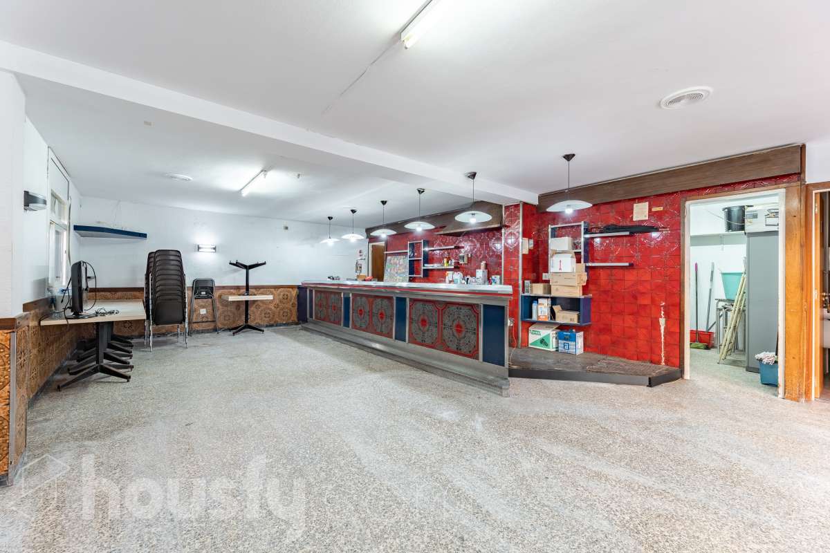 Housfy vende 🏡 amplio local ubicado en Terrassa, el cuál consta de 112m2 útiles (verificados con la Dirección General de Catastro). EL local es conocido por haber sido un bar muy reconocido y rentable en el barrio, por lo que reactivarlo es una inversión más que esperada. Construido en el año 1970. Distribución de estancias - 2 Baños - 1 sala grande - comedor. - Una cocina. - Un amplio almacén. Características específicas - Trastero Zona y entorno Respecto a la ubicación, se sitúa en Terrassa. En el barrio de Sant Pere Nord, un barrio bien conectado a autopistas que, pese a mantenerse auténtico recibe muchas visitas de las zonas industriales y comerciales circundantes, lo cuál lo hace una opción ideal para montar un proyecto de bar. Esta propiedad se encuentra cerca de transporte público, colegios, supermercados y farmacias. Aviso legal El precio de venta no incluye gastos de la compraventa como notaría, registro, impuestos, ni tampoco honorarios agencia. Esta publicación no es vinculante. Consulta siempre la nota simple con Housfy antes de formalizar la compraventa. Sobre nosotros Housfy es la plataforma integral de servicios inmobiliarios. Nuestra combinación de expertos y tecnología pone al alcance de todo el mundo servicios cómodos, claros y seguros. AICAT número: 7922. Nos encargamos de la gestión y asesoramiento de la compra. ¡Olvídate de todo! Hacemos los trámites por ti. Y, si además necesitas financiación, ponemos a tu disposición un bróker hipotecario para ayudarte a conseguir las mejores condiciones para tu perfil económico. ¿Quieres visitarla? Contacta con Housfy y agenda tu visita sin compromiso. Más información en: housfy.com En cumplimiento de la Ley 8/2026 en Cataluña, el certificado de presencia o ausencia de amianto se encuentra en proceso de tramitación.-9