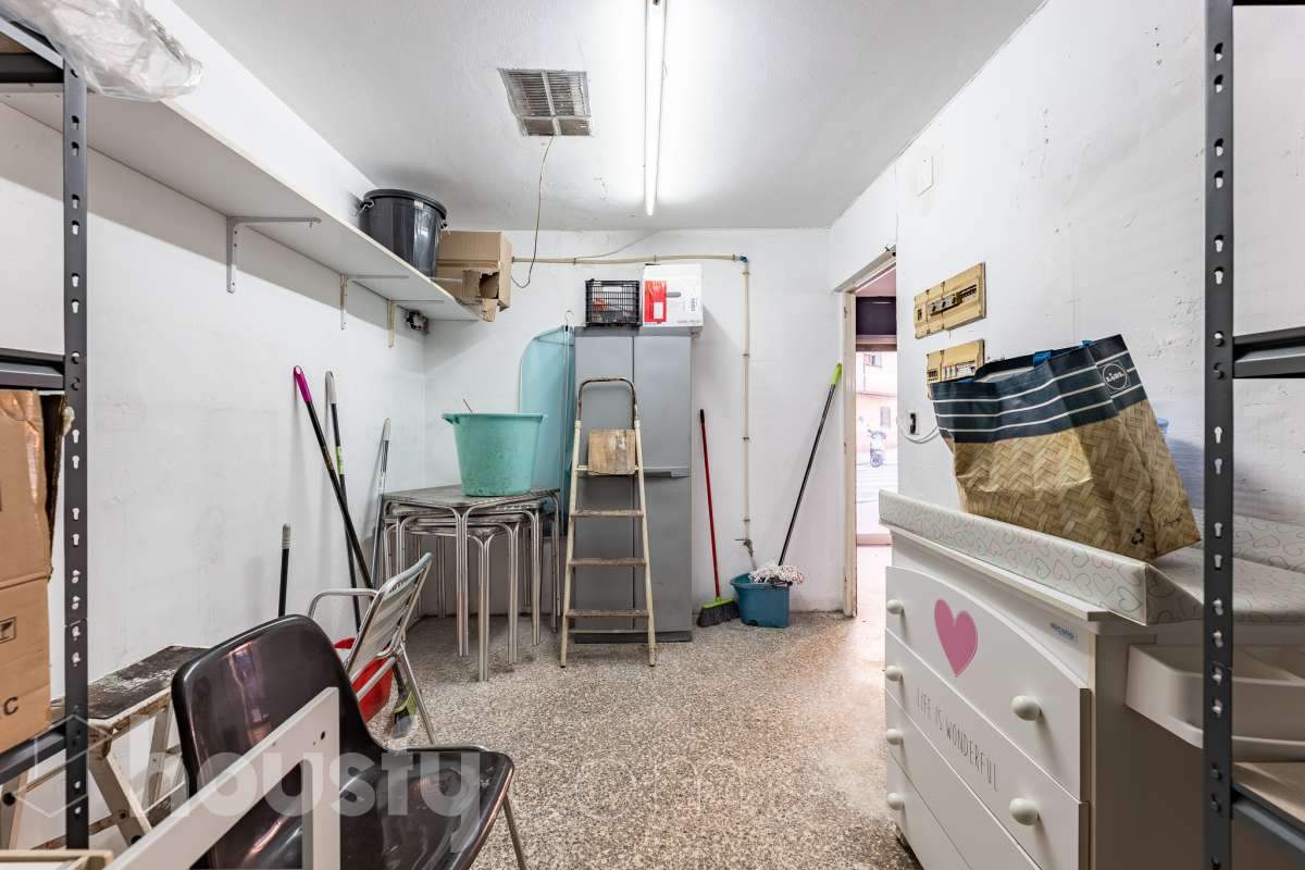 Housfy vende 🏡 amplio local ubicado en Terrassa, el cuál consta de 112m2 útiles (verificados con la Dirección General de Catastro). EL local es conocido por haber sido un bar muy reconocido y rentable en el barrio, por lo que reactivarlo es una inversión más que esperada. Construido en el año 1970. Distribución de estancias - 2 Baños - 1 sala grande - comedor. - Una cocina. - Un amplio almacén. Características específicas - Trastero Zona y entorno Respecto a la ubicación, se sitúa en Terrassa. En el barrio de Sant Pere Nord, un barrio bien conectado a autopistas que, pese a mantenerse auténtico recibe muchas visitas de las zonas industriales y comerciales circundantes, lo cuál lo hace una opción ideal para montar un proyecto de bar. Esta propiedad se encuentra cerca de transporte público, colegios, supermercados y farmacias. Aviso legal El precio de venta no incluye gastos de la compraventa como notaría, registro, impuestos, ni tampoco honorarios agencia. Esta publicación no es vinculante. Consulta siempre la nota simple con Housfy antes de formalizar la compraventa. Sobre nosotros Housfy es la plataforma integral de servicios inmobiliarios. Nuestra combinación de expertos y tecnología pone al alcance de todo el mundo servicios cómodos, claros y seguros. AICAT número: 7922. Nos encargamos de la gestión y asesoramiento de la compra. ¡Olvídate de todo! Hacemos los trámites por ti. Y, si además necesitas financiación, ponemos a tu disposición un bróker hipotecario para ayudarte a conseguir las mejores condiciones para tu perfil económico. ¿Quieres visitarla? Contacta con Housfy y agenda tu visita sin compromiso. Más información en: housfy.com En cumplimiento de la Ley 8/2026 en Cataluña, el certificado de presencia o ausencia de amianto se encuentra en proceso de tramitación.-16