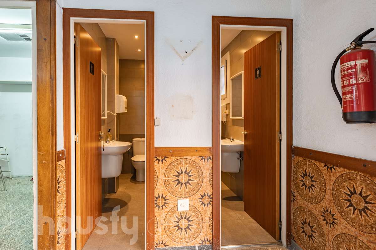 Housfy vende 🏡 amplio local ubicado en Terrassa, el cuál consta de 112m2 útiles (verificados con la Dirección General de Catastro). EL local es conocido por haber sido un bar muy reconocido y rentable en el barrio, por lo que reactivarlo es una inversión más que esperada. Construido en el año 1970. Distribución de estancias - 2 Baños - 1 sala grande - comedor. - Una cocina. - Un amplio almacén. Características específicas - Trastero Zona y entorno Respecto a la ubicación, se sitúa en Terrassa. En el barrio de Sant Pere Nord, un barrio bien conectado a autopistas que, pese a mantenerse auténtico recibe muchas visitas de las zonas industriales y comerciales circundantes, lo cuál lo hace una opción ideal para montar un proyecto de bar. Esta propiedad se encuentra cerca de transporte público, colegios, supermercados y farmacias. Aviso legal El precio de venta no incluye gastos de la compraventa como notaría, registro, impuestos, ni tampoco honorarios agencia. Esta publicación no es vinculante. Consulta siempre la nota simple con Housfy antes de formalizar la compraventa. Sobre nosotros Housfy es la plataforma integral de servicios inmobiliarios. Nuestra combinación de expertos y tecnología pone al alcance de todo el mundo servicios cómodos, claros y seguros. AICAT número: 7922. Nos encargamos de la gestión y asesoramiento de la compra. ¡Olvídate de todo! Hacemos los trámites por ti. Y, si además necesitas financiación, ponemos a tu disposición un bróker hipotecario para ayudarte a conseguir las mejores condiciones para tu perfil económico. ¿Quieres visitarla? Contacta con Housfy y agenda tu visita sin compromiso. Más información en: housfy.com En cumplimiento de la Ley 8/2026 en Cataluña, el certificado de presencia o ausencia de amianto se encuentra en proceso de tramitación.-22