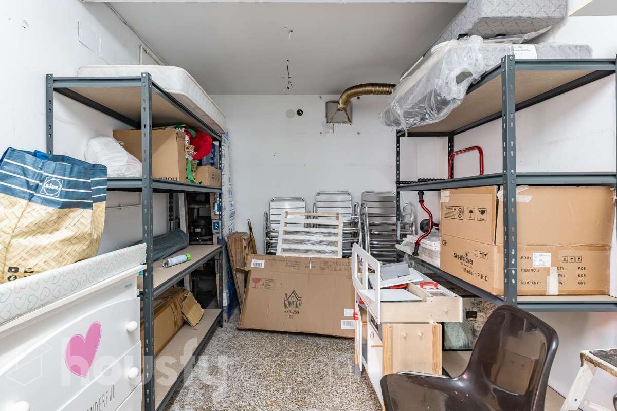 Housfy vende 🏡 amplio local ubicado en Terrassa, el cuál consta de 112m2 útiles (verificados con la Dirección General de Catastro). EL local es conocido por haber sido un bar muy reconocido y rentable en el barrio, por lo que reactivarlo es una inversión más que esperada. Construido en el año 1970. Distribución de estancias - 2 Baños - 1 sala grande - comedor. - Una cocina. - Un amplio almacén. Características específicas - Trastero Zona y entorno Respecto a la ubicación, se sitúa en Terrassa. En el barrio de Sant Pere Nord, un barrio bien conectado a autopistas que, pese a mantenerse auténtico recibe muchas visitas de las zonas industriales y comerciales circundantes, lo cuál lo hace una opción ideal para montar un proyecto de bar. Esta propiedad se encuentra cerca de transporte público, colegios, supermercados y farmacias. Aviso legal El precio de venta no incluye gastos de la compraventa como notaría, registro, impuestos, ni tampoco honorarios agencia. Esta publicación no es vinculante. Consulta siempre la nota simple con Housfy antes de formalizar la compraventa. Sobre nosotros Housfy es la plataforma integral de servicios inmobiliarios. Nuestra combinación de expertos y tecnología pone al alcance de todo el mundo servicios cómodos, claros y seguros. AICAT número: 7922. Nos encargamos de la gestión y asesoramiento de la compra. ¡Olvídate de todo! Hacemos los trámites por ti. Y, si además necesitas financiación, ponemos a tu disposición un bróker hipotecario para ayudarte a conseguir las mejores condiciones para tu perfil económico. ¿Quieres visitarla? Contacta con Housfy y agenda tu visita sin compromiso. Más información en: housfy.com En cumplimiento de la Ley 8/2026 en Cataluña, el certificado de presencia o ausencia de amianto se encuentra en proceso de tramitación.-17