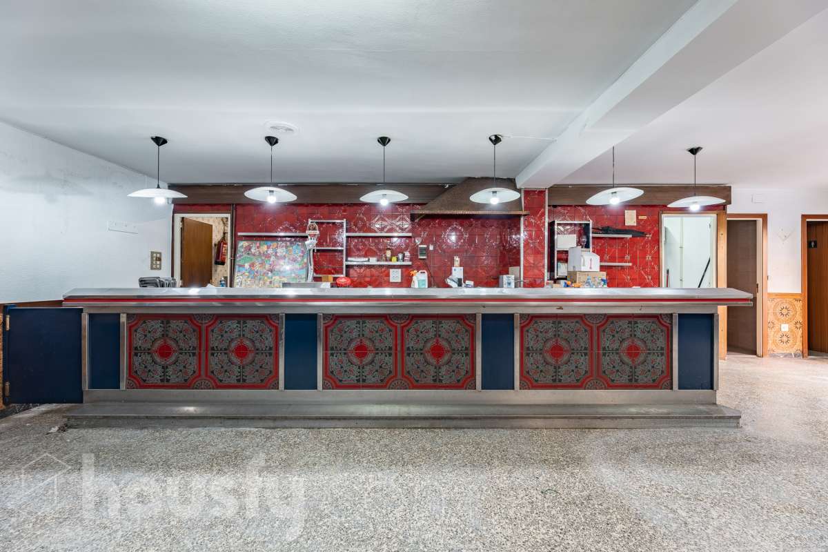 Housfy vende 🏡 amplio local ubicado en Terrassa, el cuál consta de 112m2 útiles (verificados con la Dirección General de Catastro). EL local es conocido por haber sido un bar muy reconocido y rentable en el barrio, por lo que reactivarlo es una inversión más que esperada. Construido en el año 1970. Distribución de estancias - 2 Baños - 1 sala grande - comedor. - Una cocina. - Un amplio almacén. Características específicas - Trastero Zona y entorno Respecto a la ubicación, se sitúa en Terrassa. En el barrio de Sant Pere Nord, un barrio bien conectado a autopistas que, pese a mantenerse auténtico recibe muchas visitas de las zonas industriales y comerciales circundantes, lo cuál lo hace una opción ideal para montar un proyecto de bar. Esta propiedad se encuentra cerca de transporte público, colegios, supermercados y farmacias. Aviso legal El precio de venta no incluye gastos de la compraventa como notaría, registro, impuestos, ni tampoco honorarios agencia. Esta publicación no es vinculante. Consulta siempre la nota simple con Housfy antes de formalizar la compraventa. Sobre nosotros Housfy es la plataforma integral de servicios inmobiliarios. Nuestra combinación de expertos y tecnología pone al alcance de todo el mundo servicios cómodos, claros y seguros. AICAT número: 7922. Nos encargamos de la gestión y asesoramiento de la compra. ¡Olvídate de todo! Hacemos los trámites por ti. Y, si además necesitas financiación, ponemos a tu disposición un bróker hipotecario para ayudarte a conseguir las mejores condiciones para tu perfil económico. ¿Quieres visitarla? Contacta con Housfy y agenda tu visita sin compromiso. Más información en: housfy.com En cumplimiento de la Ley 8/2026 en Cataluña, el certificado de presencia o ausencia de amianto se encuentra en proceso de tramitación.-7
