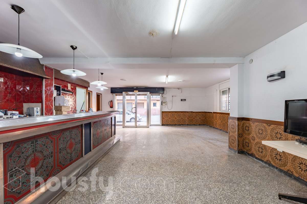 Housfy vende 🏡 amplio local ubicado en Terrassa, el cuál consta de 112m2 útiles (verificados con la Dirección General de Catastro). EL local es conocido por haber sido un bar muy reconocido y rentable en el barrio, por lo que reactivarlo es una inversión más que esperada. Construido en el año 1970. Distribución de estancias - 2 Baños - 1 sala grande - comedor. - Una cocina. - Un amplio almacén. Características específicas - Trastero Zona y entorno Respecto a la ubicación, se sitúa en Terrassa. En el barrio de Sant Pere Nord, un barrio bien conectado a autopistas que, pese a mantenerse auténtico recibe muchas visitas de las zonas industriales y comerciales circundantes, lo cuál lo hace una opción ideal para montar un proyecto de bar. Esta propiedad se encuentra cerca de transporte público, colegios, supermercados y farmacias. Aviso legal El precio de venta no incluye gastos de la compraventa como notaría, registro, impuestos, ni tampoco honorarios agencia. Esta publicación no es vinculante. Consulta siempre la nota simple con Housfy antes de formalizar la compraventa. Sobre nosotros Housfy es la plataforma integral de servicios inmobiliarios. Nuestra combinación de expertos y tecnología pone al alcance de todo el mundo servicios cómodos, claros y seguros. AICAT número: 7922. Nos encargamos de la gestión y asesoramiento de la compra. ¡Olvídate de todo! Hacemos los trámites por ti. Y, si además necesitas financiación, ponemos a tu disposición un bróker hipotecario para ayudarte a conseguir las mejores condiciones para tu perfil económico. ¿Quieres visitarla? Contacta con Housfy y agenda tu visita sin compromiso. Más información en: housfy.com En cumplimiento de la Ley 8/2026 en Cataluña, el certificado de presencia o ausencia de amianto se encuentra en proceso de tramitación.-8