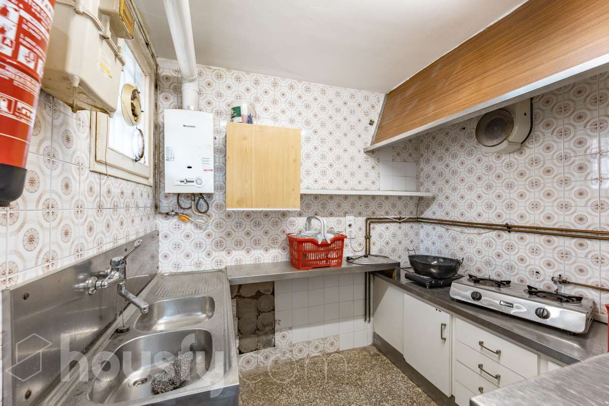 Housfy vende 🏡 amplio local ubicado en Terrassa, el cuál consta de 112m2 útiles (verificados con la Dirección General de Catastro). EL local es conocido por haber sido un bar muy reconocido y rentable en el barrio, por lo que reactivarlo es una inversión más que esperada. Construido en el año 1970. Distribución de estancias - 2 Baños - 1 sala grande - comedor. - Una cocina. - Un amplio almacén. Características específicas - Trastero Zona y entorno Respecto a la ubicación, se sitúa en Terrassa. En el barrio de Sant Pere Nord, un barrio bien conectado a autopistas que, pese a mantenerse auténtico recibe muchas visitas de las zonas industriales y comerciales circundantes, lo cuál lo hace una opción ideal para montar un proyecto de bar. Esta propiedad se encuentra cerca de transporte público, colegios, supermercados y farmacias. Aviso legal El precio de venta no incluye gastos de la compraventa como notaría, registro, impuestos, ni tampoco honorarios agencia. Esta publicación no es vinculante. Consulta siempre la nota simple con Housfy antes de formalizar la compraventa. Sobre nosotros Housfy es la plataforma integral de servicios inmobiliarios. Nuestra combinación de expertos y tecnología pone al alcance de todo el mundo servicios cómodos, claros y seguros. AICAT número: 7922. Nos encargamos de la gestión y asesoramiento de la compra. ¡Olvídate de todo! Hacemos los trámites por ti. Y, si además necesitas financiación, ponemos a tu disposición un bróker hipotecario para ayudarte a conseguir las mejores condiciones para tu perfil económico. ¿Quieres visitarla? Contacta con Housfy y agenda tu visita sin compromiso. Más información en: housfy.com En cumplimiento de la Ley 8/2026 en Cataluña, el certificado de presencia o ausencia de amianto se encuentra en proceso de tramitación.-19