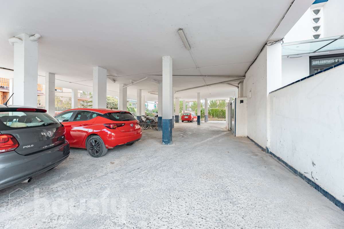 Housfy vende este luminoso ático en Calafell, ubicado muy cerca de las fantásticas playas de Segur de Calafell. Con 64 m² útiles, verificados por la Dirección General del Catastro, la vivienda se destaca por su orientación sur, vistas despejadas y gran luminosidad durante todo el año. La vivienda se distribuye en salón-comedor, cocina equipada, 2 dormitorios y 1 baño completo, además de balcón y terraza, perfectos para disfrutar del buen clima de la zona. Entre sus características destacan aire acondicionado con bomba de calor, calefacción, ventanas de aluminio con Climalit, armarios empotrados y ascensor. La finca ha sido recientemente renovada y dispone de zona de aparcamiento para vecinos, además de contar la vivienda con 1 plaza de garaje. Una excelente oportunidad para vivir cerca del mar o disfrutar de una segunda residencia en Calafell. ¡Solicita tu visita y ven a descubrirla! Zona y entorno Respecto a la ubicación, se sitúa en Calafell, municipio de Tarragona. Esta propiedad se encuentra cerca de transporte público, colegios, supermercados y farmacias. Aviso legal El precio de venta no incluye gastos de la compraventa como notaría, registro, impuestos, ni tampoco honorarios agencia. Esta publicación no es vinculante. Consulta siempre la nota simple con Housfy antes de formalizar la compraventa. Sobre nosotros Housfy es la plataforma integral de servicios inmobiliarios. Nuestra combinación de expertos y tecnología pone al alcance de todo el mundo servicios cómodos, claros y seguros. AICAT número: 7922. Nos encargamos de la gestión y asesoramiento de la compra. ¡Olvídate de todo! Hacemos los trámites por ti. Y, si además necesitas financiación, ponemos a tu disposición un bróker hipotecario para ayudarte a conseguir las mejores condiciones para tu perfil económico. ¿Quieres visitarla? Contacta con Housfy y agenda tu visita sin compromiso. Más información en: housfy.com-32