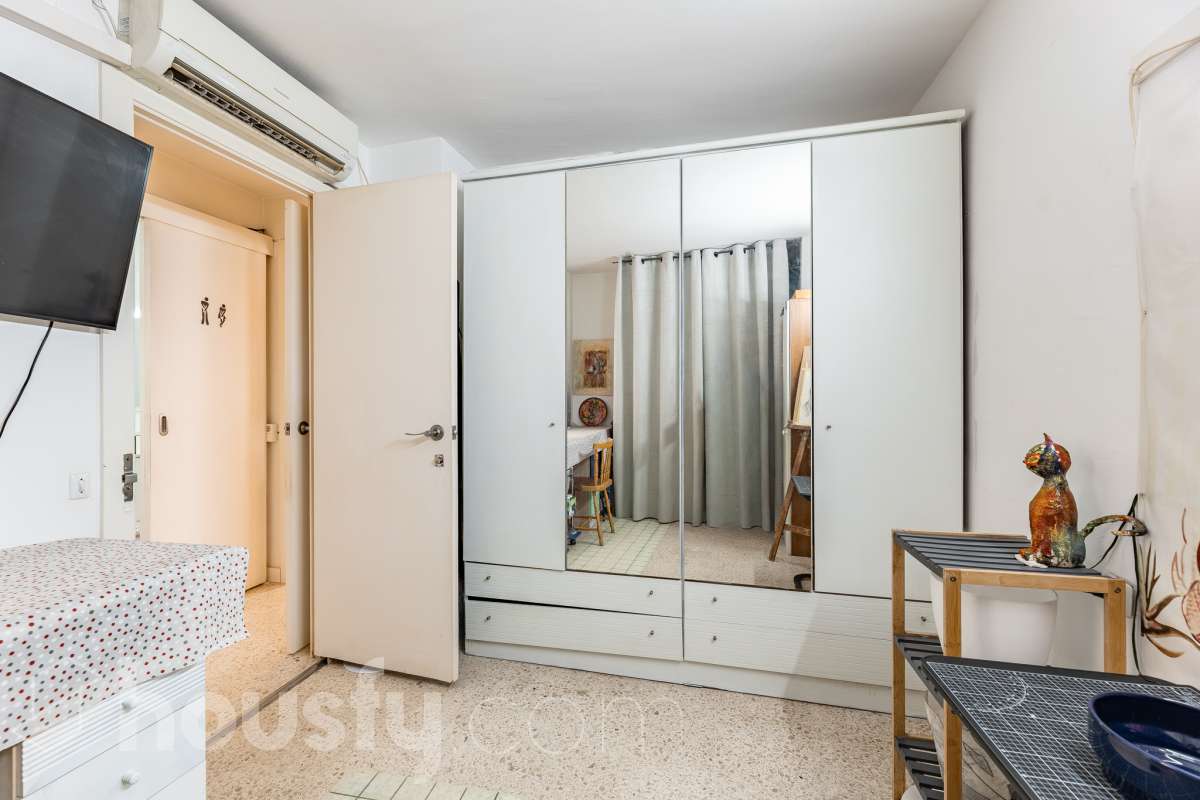 Housfy vende este luminoso ático en Calafell, ubicado muy cerca de las fantásticas playas de Segur de Calafell. Con 64 m² útiles, verificados por la Dirección General del Catastro, la vivienda se destaca por su orientación sur, vistas despejadas y gran luminosidad durante todo el año. La vivienda se distribuye en salón-comedor, cocina equipada, 2 dormitorios y 1 baño completo, además de balcón y terraza, perfectos para disfrutar del buen clima de la zona. Entre sus características destacan aire acondicionado con bomba de calor, calefacción, ventanas de aluminio con Climalit, armarios empotrados y ascensor. La finca ha sido recientemente renovada y dispone de zona de aparcamiento para vecinos, además de contar la vivienda con 1 plaza de garaje. Una excelente oportunidad para vivir cerca del mar o disfrutar de una segunda residencia en Calafell. ¡Solicita tu visita y ven a descubrirla! Zona y entorno Respecto a la ubicación, se sitúa en Calafell, municipio de Tarragona. Esta propiedad se encuentra cerca de transporte público, colegios, supermercados y farmacias. Aviso legal El precio de venta no incluye gastos de la compraventa como notaría, registro, impuestos, ni tampoco honorarios agencia. Esta publicación no es vinculante. Consulta siempre la nota simple con Housfy antes de formalizar la compraventa. Sobre nosotros Housfy es la plataforma integral de servicios inmobiliarios. Nuestra combinación de expertos y tecnología pone al alcance de todo el mundo servicios cómodos, claros y seguros. AICAT número: 7922. Nos encargamos de la gestión y asesoramiento de la compra. ¡Olvídate de todo! Hacemos los trámites por ti. Y, si además necesitas financiación, ponemos a tu disposición un bróker hipotecario para ayudarte a conseguir las mejores condiciones para tu perfil económico. ¿Quieres visitarla? Contacta con Housfy y agenda tu visita sin compromiso. Más información en: housfy.com-8